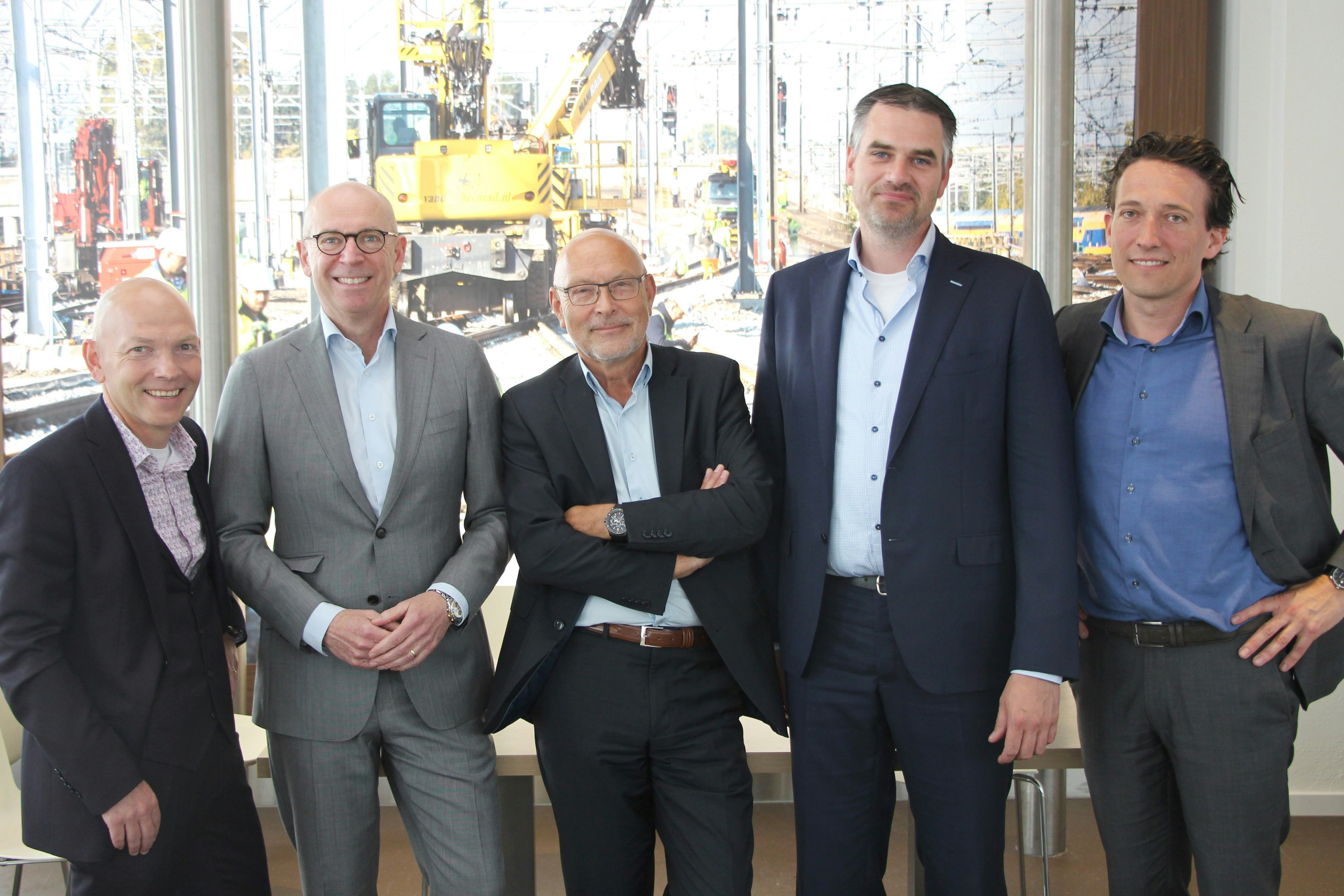 Vlnr Roeland van Roij (HEYDAY), Bob Mols (HEYDAY), Ap van de Voort (ProRail), Ivo Olde Meule (Unica), Kees van Oosteren (Strukton Worksphere).