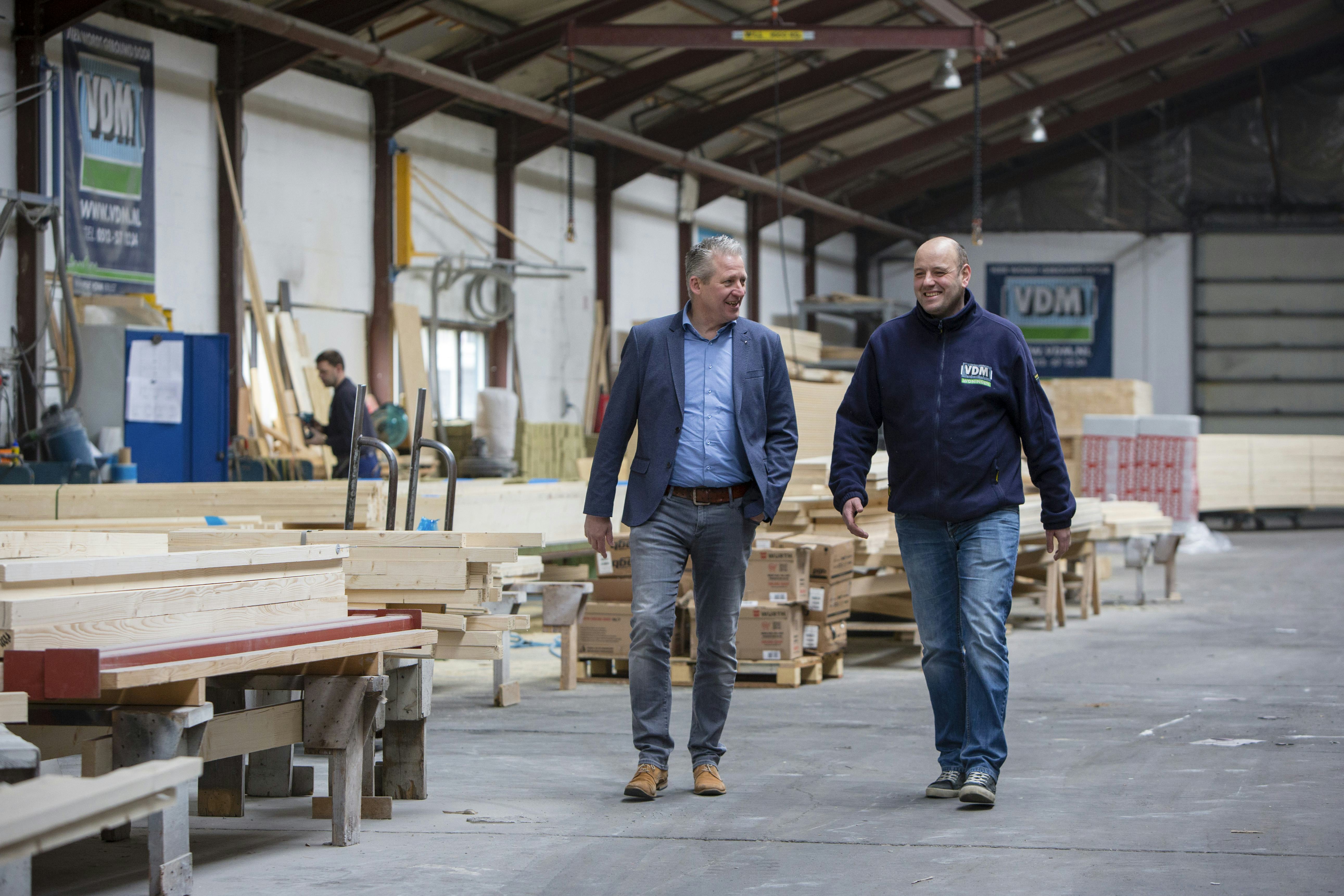 Lammert Jan Brandsma van VDM Woningen (rechts) en Rensa’s Cor Dotinga. “Drie bestellingen per woning: prefab, ruwbouw en afbouw”