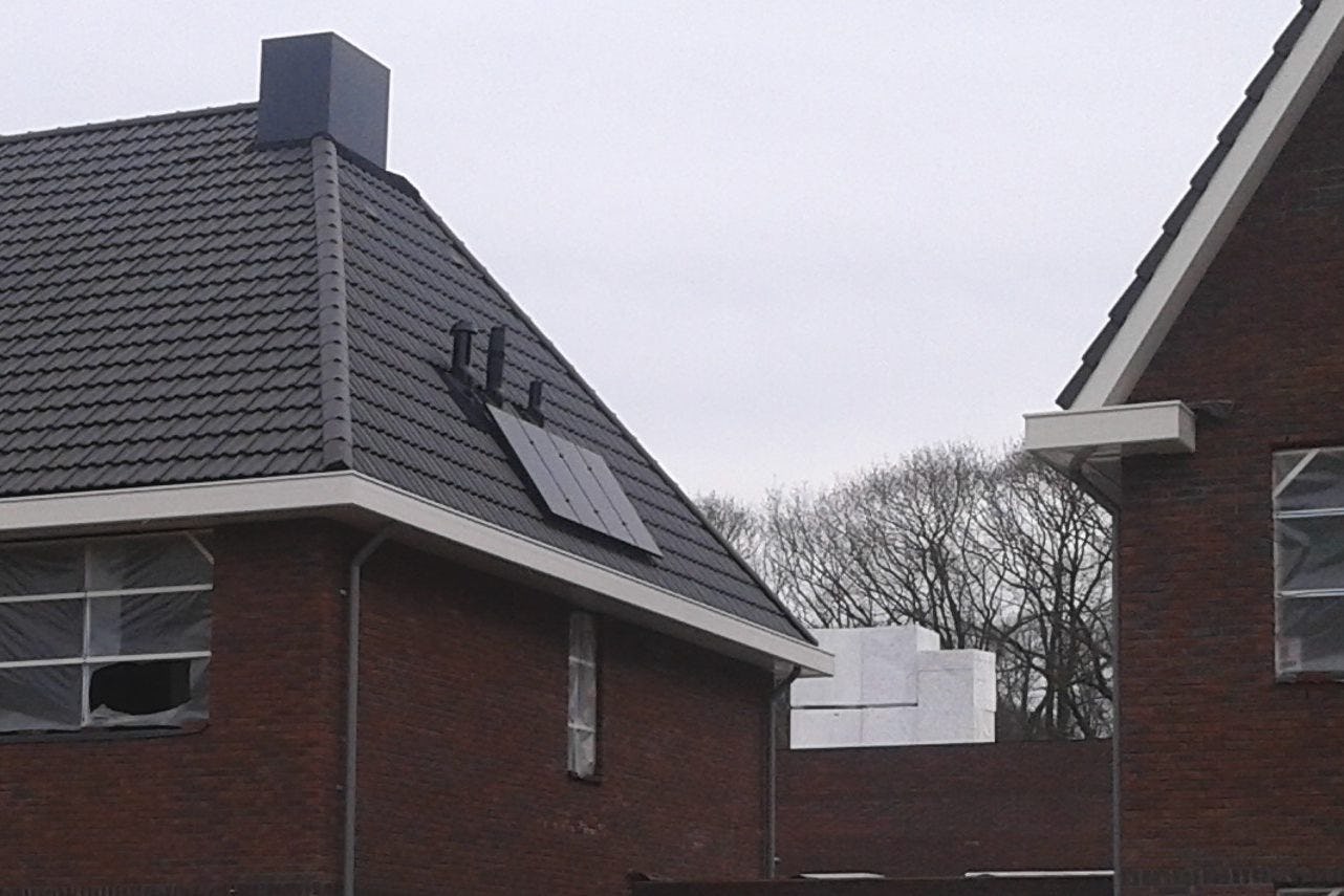 Bouwen zoals het snel tot het verleden behoort. Drie dakdoorvoeren zijn middenin het zuidelijke dakvlak geplaatst. Er blijft nauwelijks ruimte over voor zonnepanelen. Energieneutraliteit is daardoor onhaalbaar geworden.