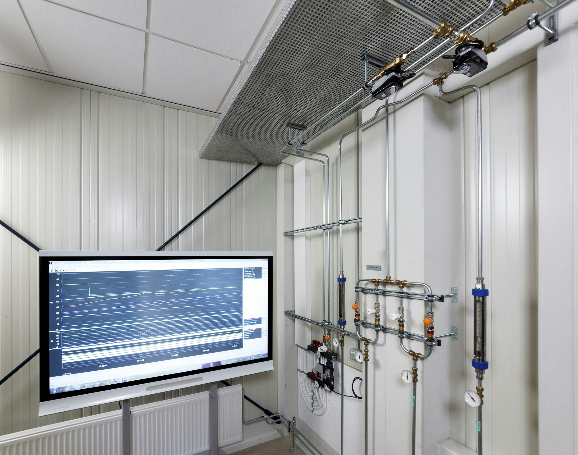 Dynamische en statische kranen, flow- en temperatuurmeters, een vloerverwarmingsgroep en een beeldscherm met de reactielijnen van de aangesloten ketel (Beeld: Remeha)