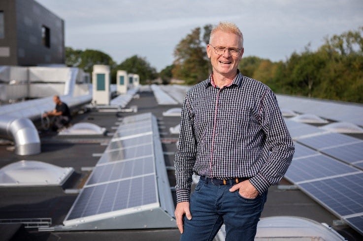 Eddy Liefferink van Pharmtechnics te midden van de ruim vijftien buitenunits op het dak van het medisch centrum.