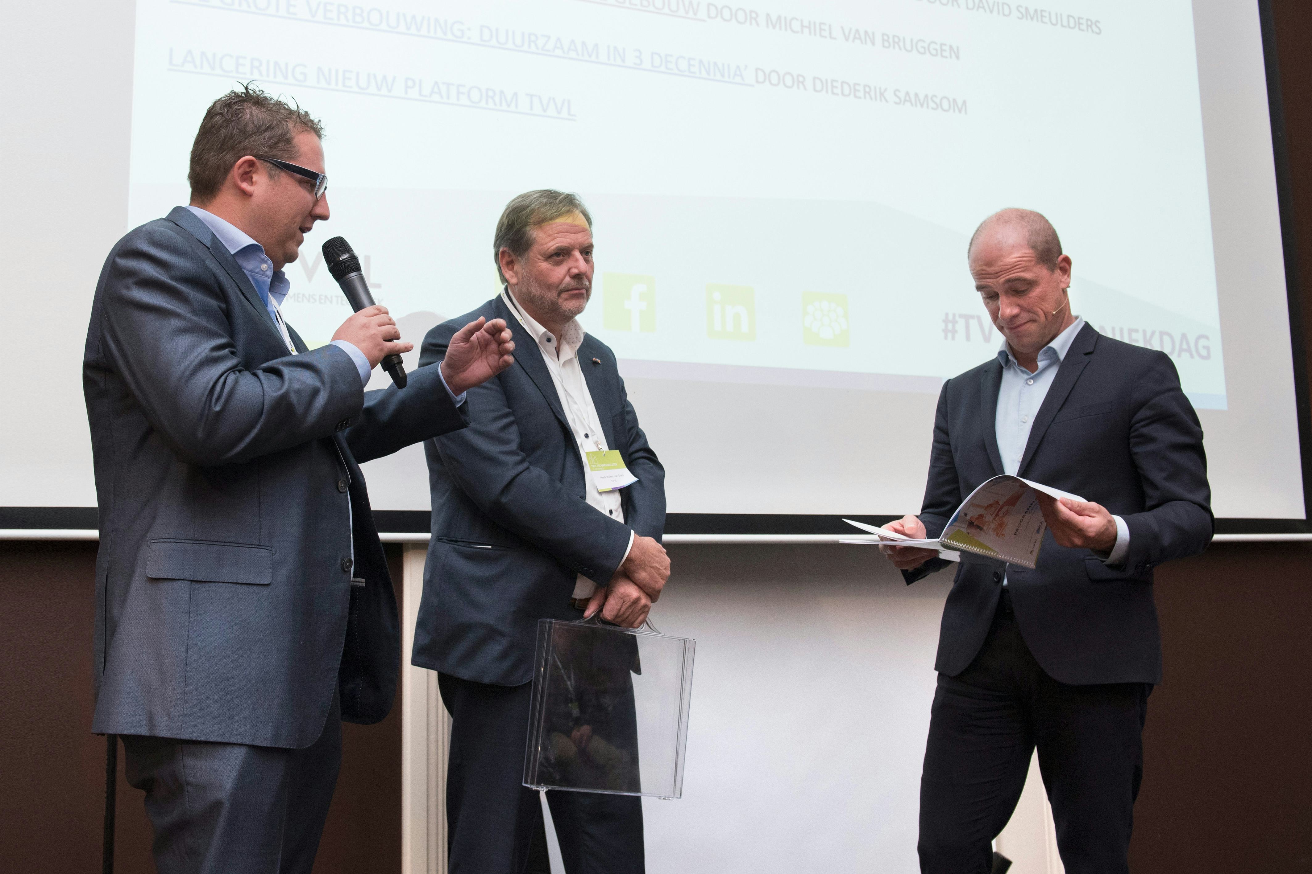 Uitreiking Plan van eisen gezonde kantoren aan Diederik Samsom.