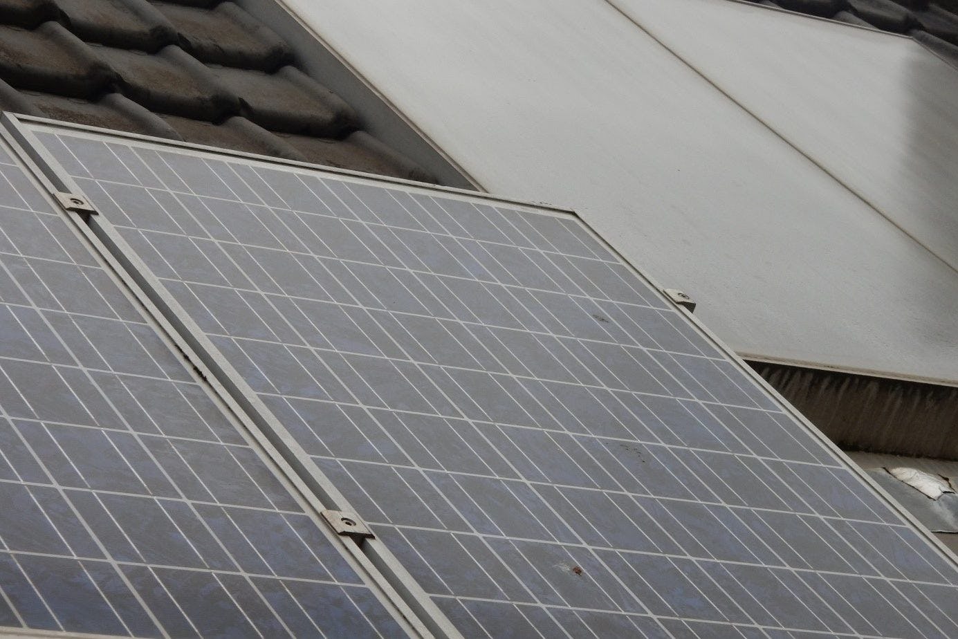 De strijd om het dakvlak lijkt te zijn beslecht in het voordeel van pv-panelen. Niet helemaal terecht, want een zonnecollector is vijf keer effectiever voor CO2-reductie dan pv-panelen.