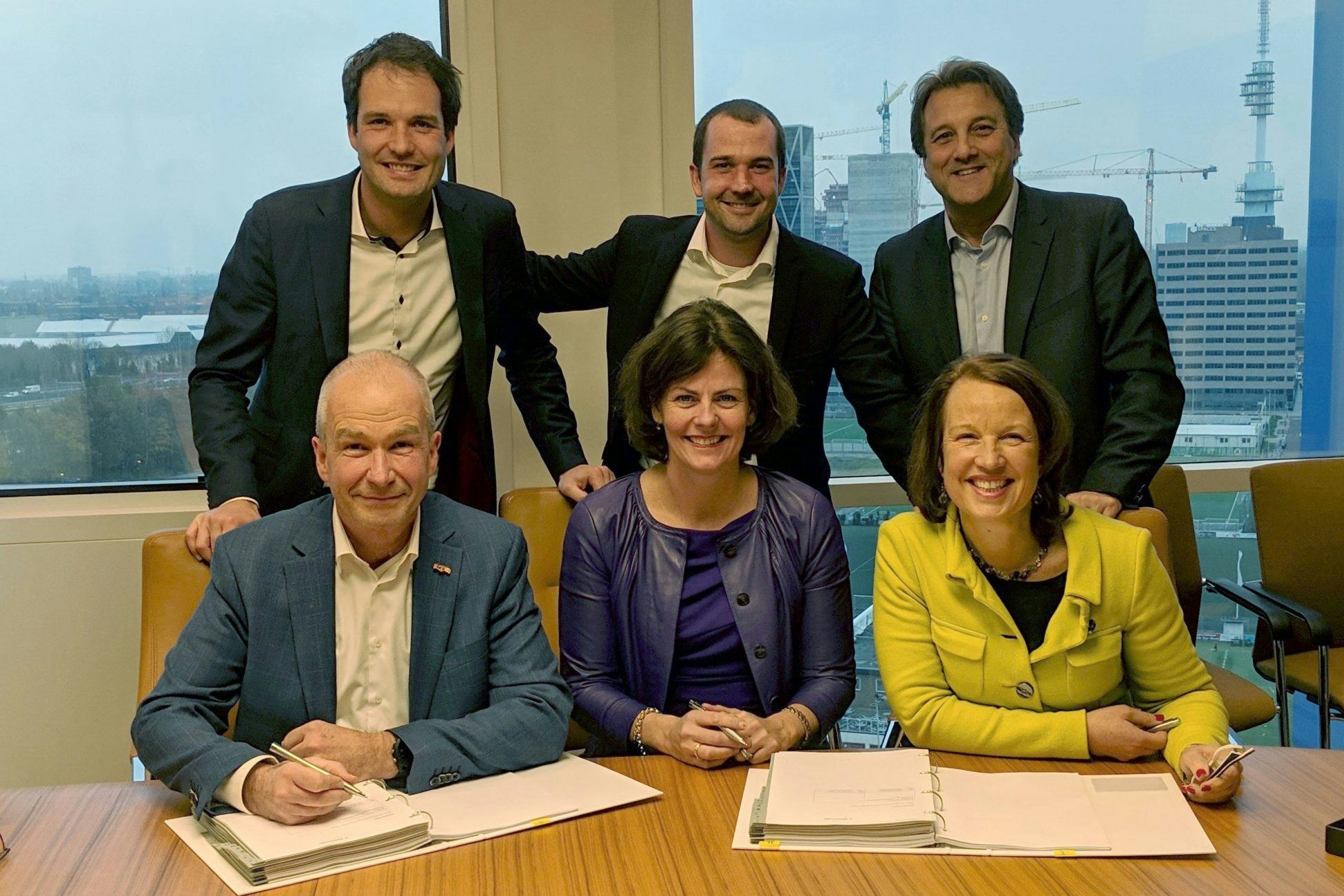 Ondertekening van de overeenkomst tussen Remeha en Techneco: De achterste rij van link naar rechts: Niels van Alphen, Frank van Alphen en Arthur van Schayk (algemeen directeur Remeha). Voorste rij van links naar rechts: Pieter van Alphen (algemeen directeur Techneco), Carolina Wielinga en Caroline van Alphen.