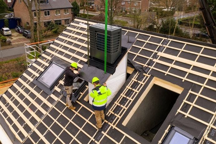 Bij een project van Emergo in Ermelo worden energiemodules van FactoryZero geplaatst. Foto: Emergo Prefab.