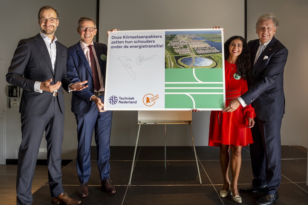 Techniek Nederland (Doekle Terpstra en Claudia Reiner) ondertekent  Klimaatakkoord in bijzijn van Eric Wiebes en Ed Nijpels.