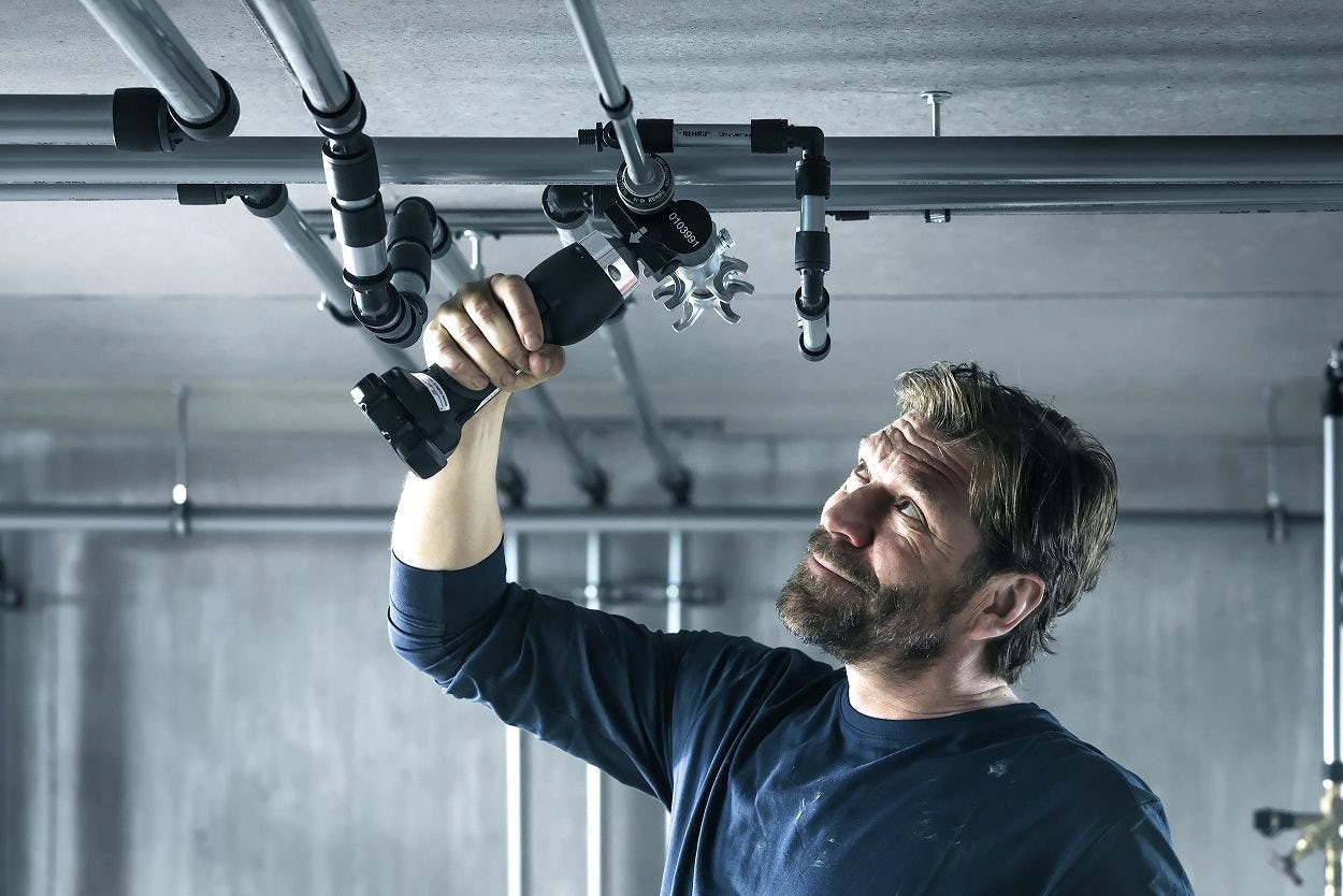 De meeste fittingen bij kunststofleidingen veroorzaken vernauwingen in het leidingsysteem, waardoor drukverliezen groter worden (foto: Rehau).