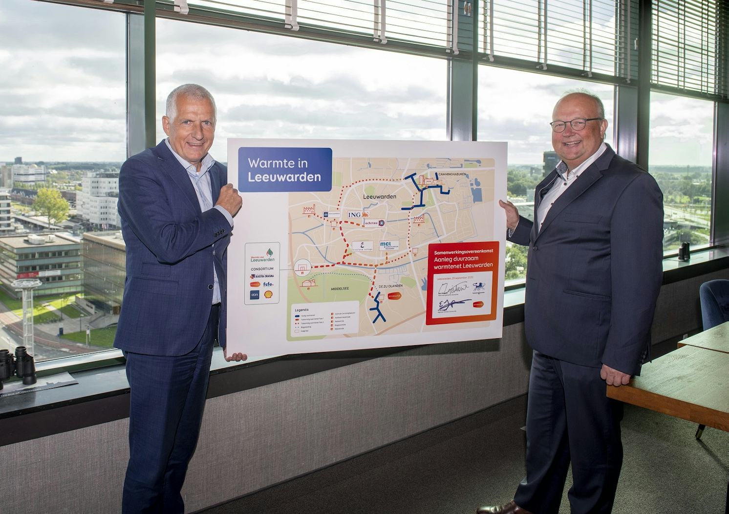 Wethouder Bert Wassink van de gemeente Leeuwarden en Ernst Japikse, algemeen directeur van Ennatuurlijk tekenden de samenwerkingsovereenkomst voor de aanleg van een nieuw warmtenetwerk in Leeuwarden.