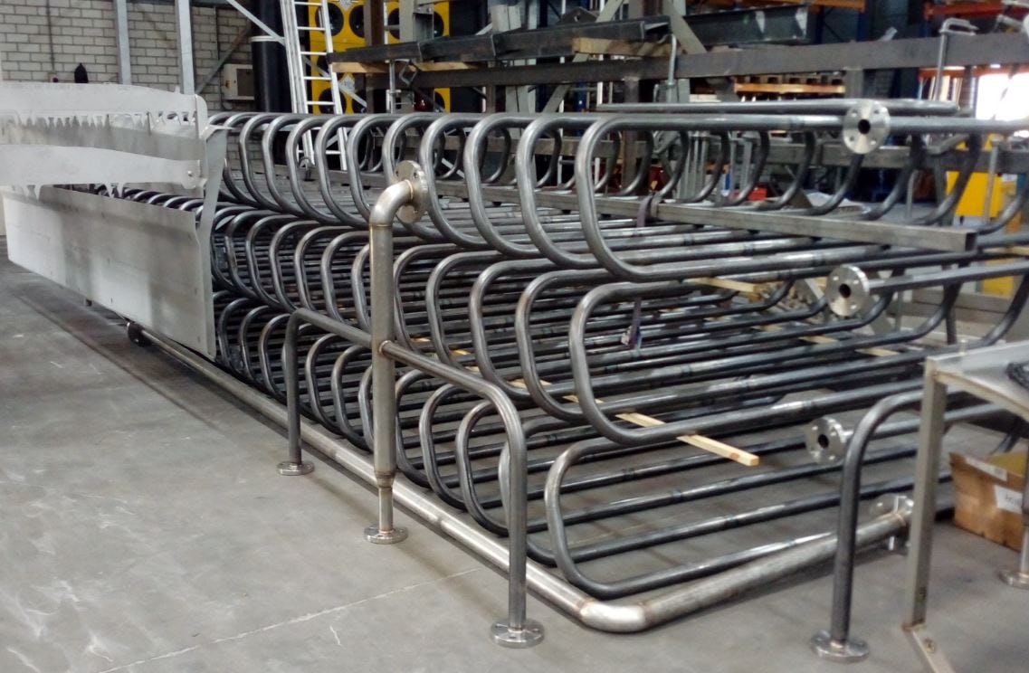 Spiralen die in het basaltgesteente worden geplaatst op gelijke afstand om de elektrische energie in warmte om te zetten voor opslag.