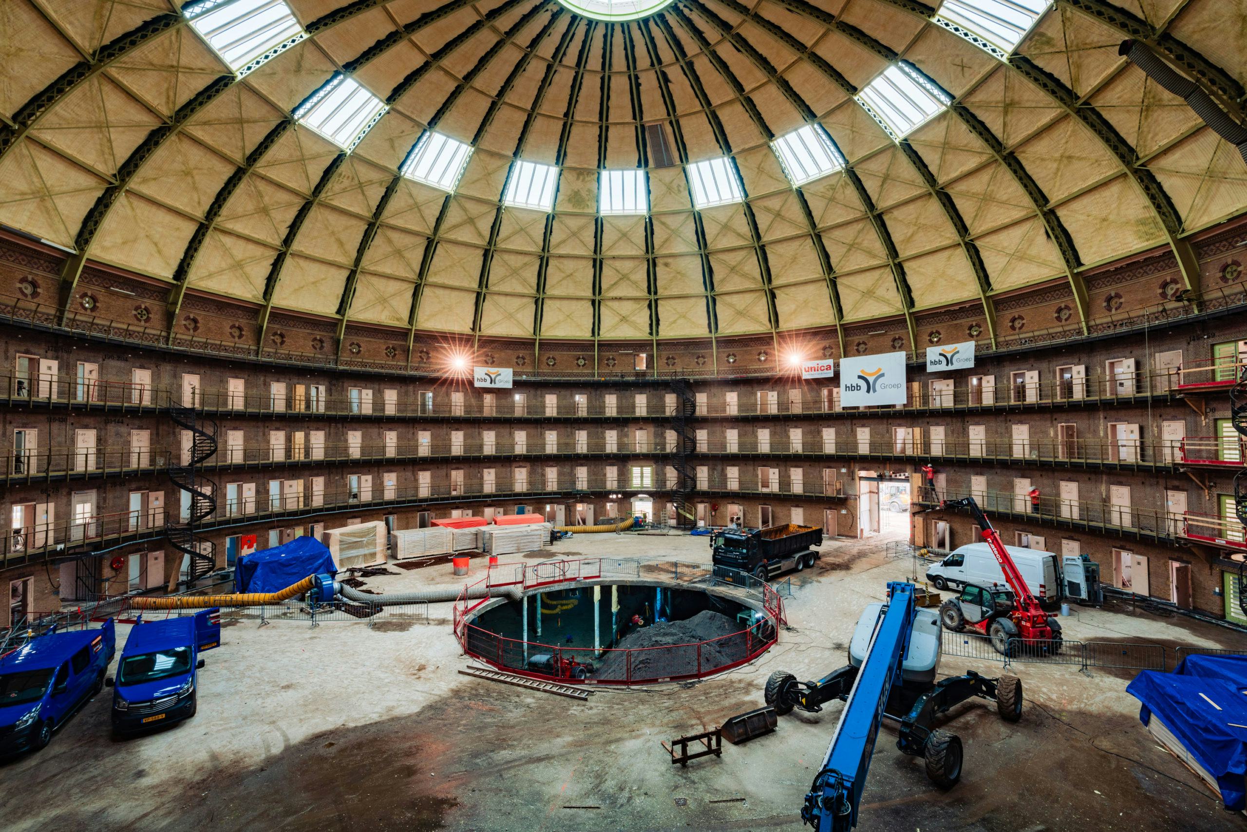De monumentale koepelgevangenis De Koepel uit 1901 wordt getransformeerd tot een multidisciplinair gebouw. Unica ontwerpt en realiseert de gebouwgebonden installaties en de WKO.