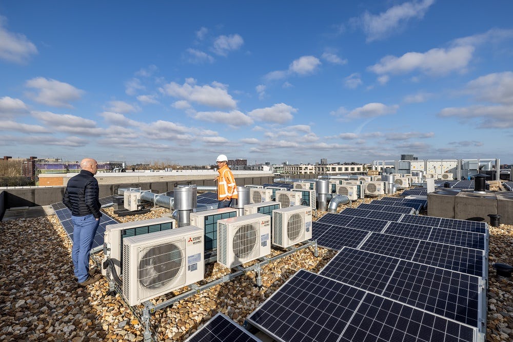 Alle appartementen van project Cruquiuswerf zijn voorzien van een luchtwaterwarmtepomp. De buitenunits voor de warmtepompen zijn op de daken geplaatst.