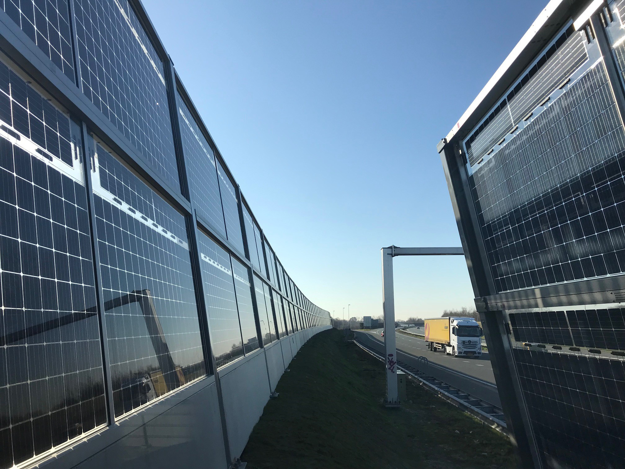 Tweezijdig werkende silicium zonnecellen in een geluidsscherm (Solar Highways) langs de A50 bij Uden (foto TNO) 