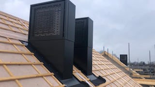Buitenunit warmtepomp op of in schuine daken