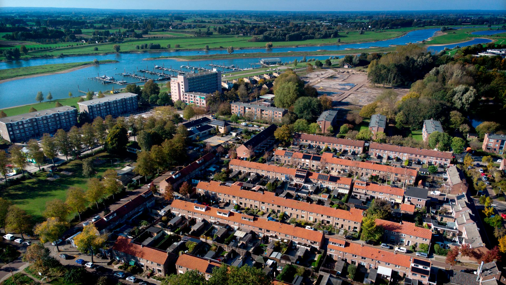 PAW proeftuin Zandweerd, Deventer. ZLT-warmtenet (13-22⁰C) o.b.v. warmte uit RWZI. Aansluitopties: grondgebonden woningen met individuele warmtepomp, appartementen met collectieve warmtepomp naar 70⁰C. Systeem kan ook koelen. Fotograaf: Kick Smeets.