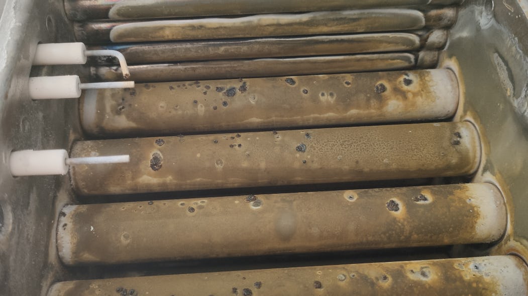 20220-03 Een kijkje in de Icon-wisselaar van Atag. Meestal nauwelijks vervuiling, alleen de bovenste buizen mag je afzuigen.