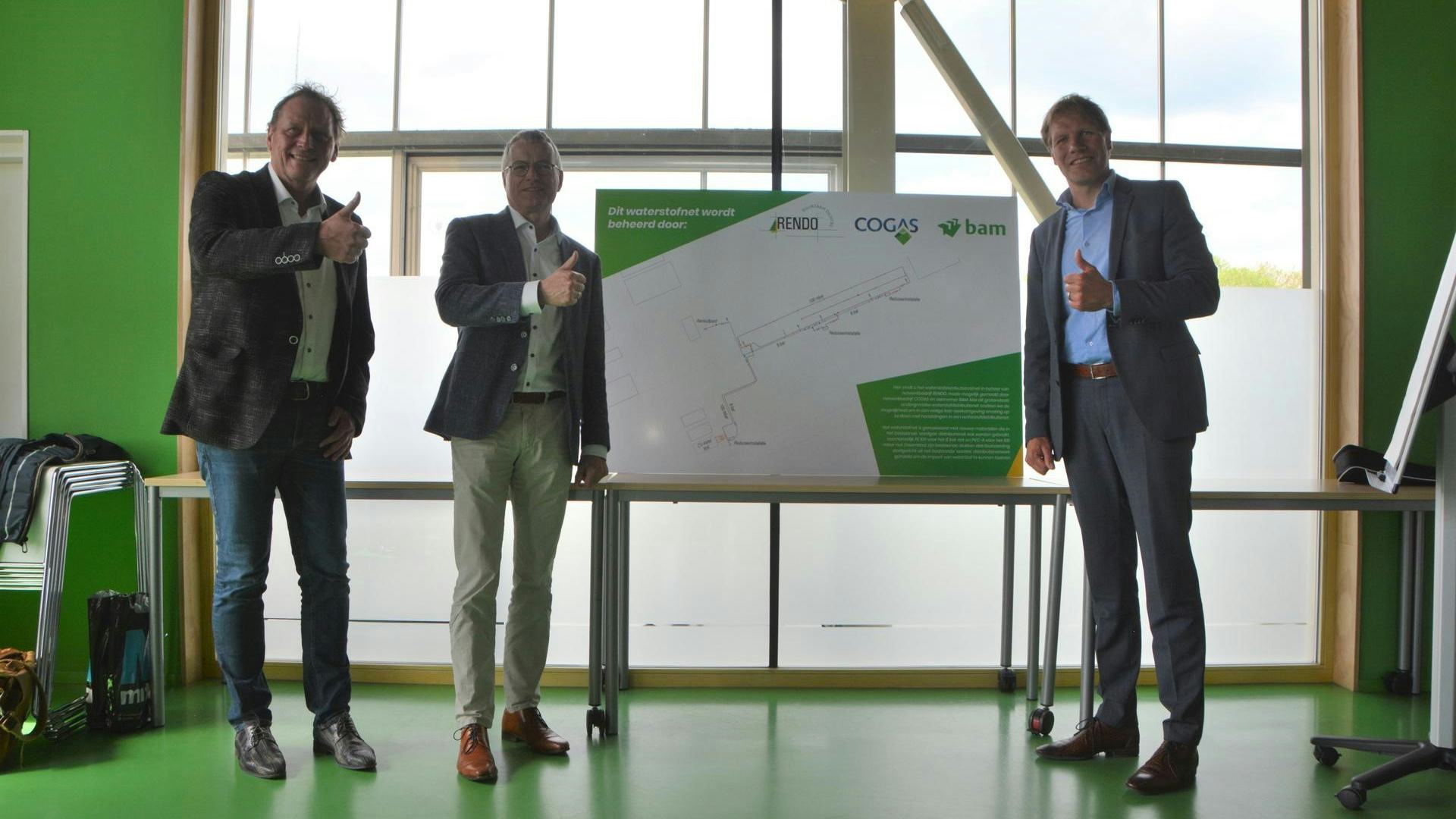 Foto vlnr: Eddy Veenstra (algemeen directeur RENDO), Gerald de Haan (algemeen directeur Cogas) en Frank Kattier (directeur commercie, innovatie en engineering BAM Energie & Water)