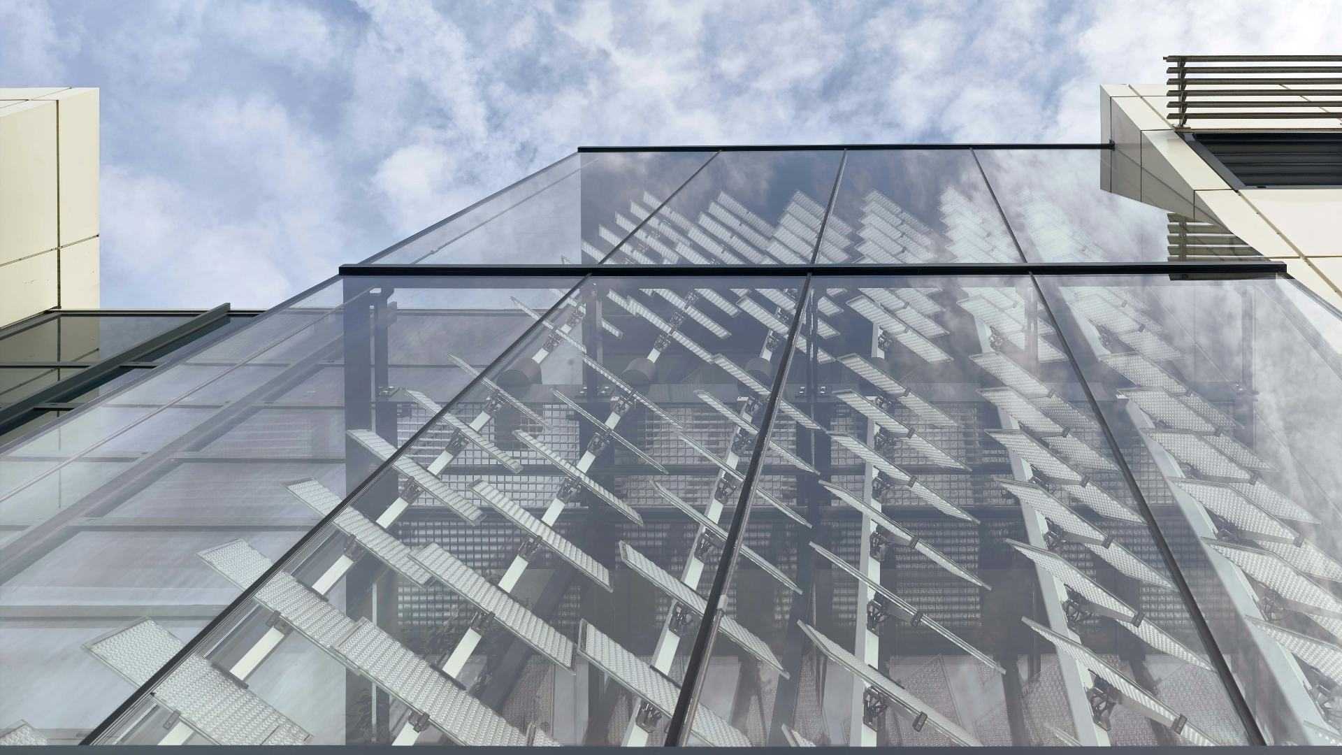 Lumiduct™ zonweringspanelen met geïntegreerde solartechniek draaien met de zon mee (met dank aan Wellsun)