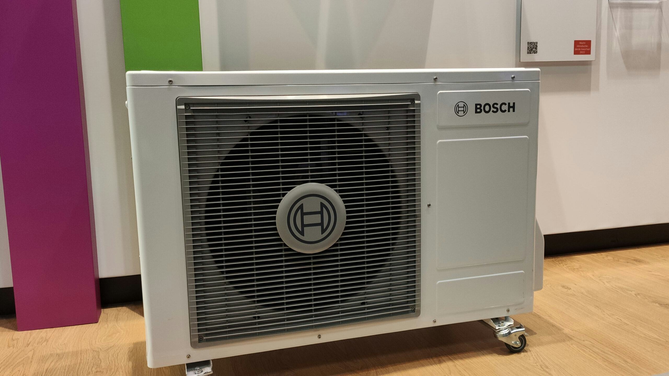 De nieuwe (hybride) warmtepomp Nefit Bosch Compress 3400i stuurt de ketel via het aanuit-contact aan - foto Richard Mooi