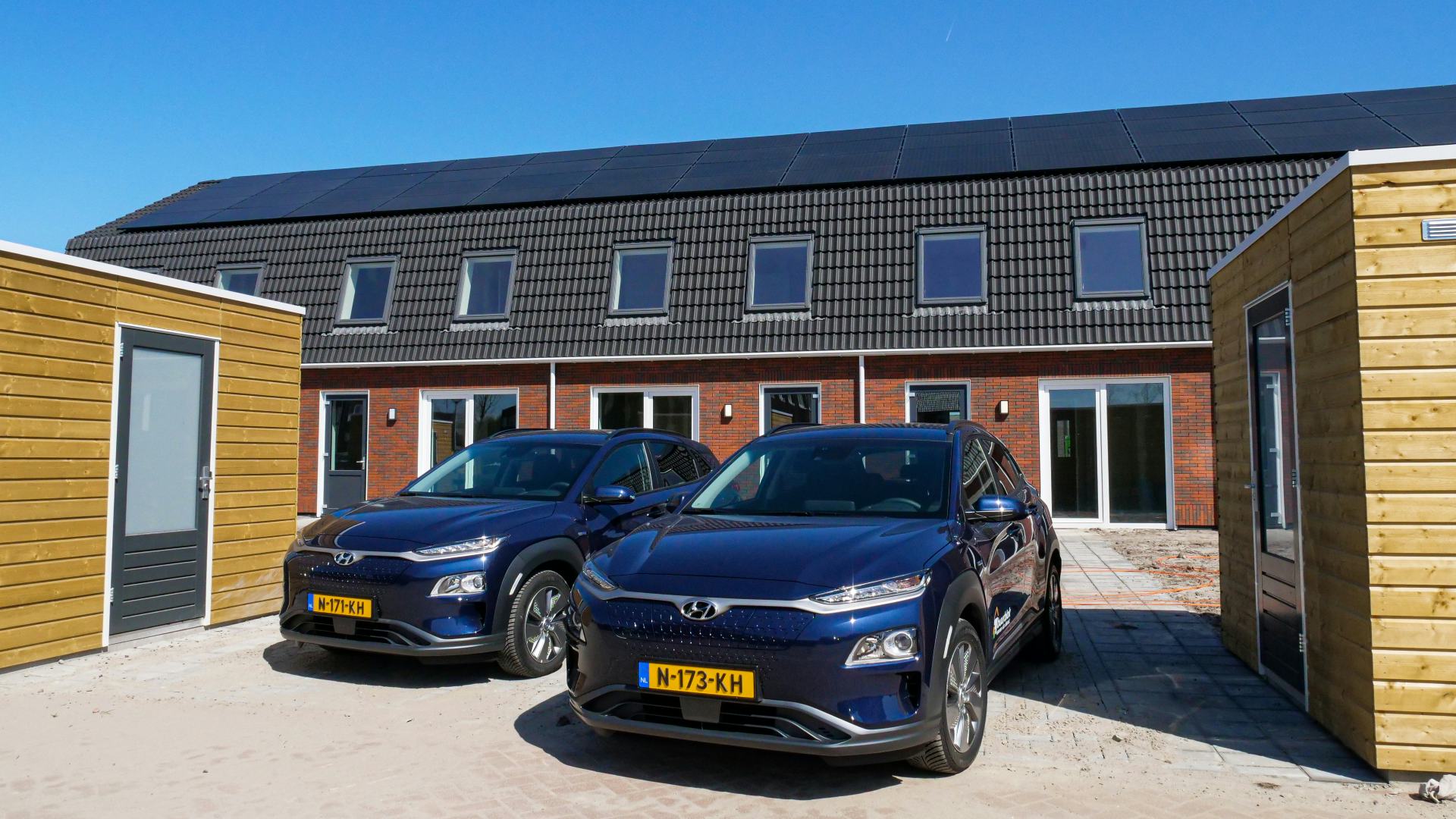 Twee elektrische auto’s met elk een batterij van 64 kWh horen bij het Buurblok-concept en kunnen dienen als extra batterijopslag - foto Bouwgroep Dijkstra Draisma