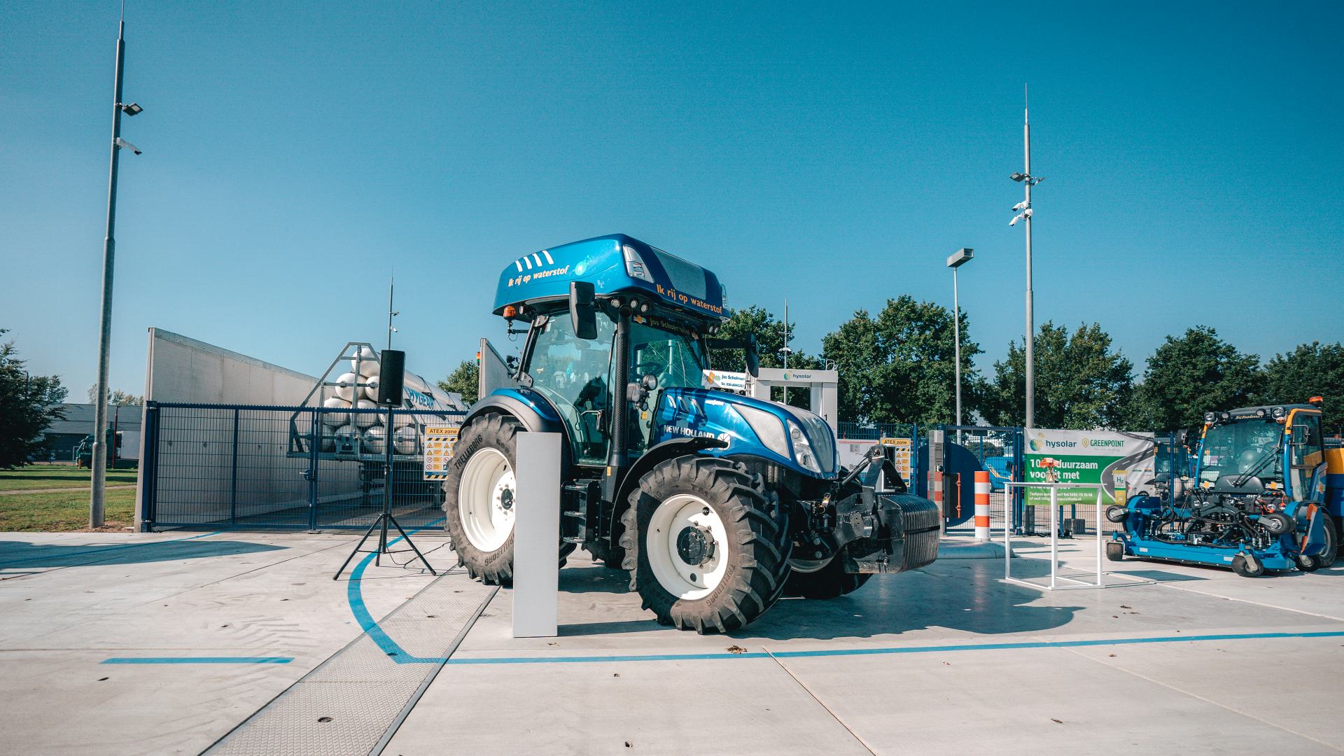 Dual fuel tractor tankt waterstof in Nieuwegein