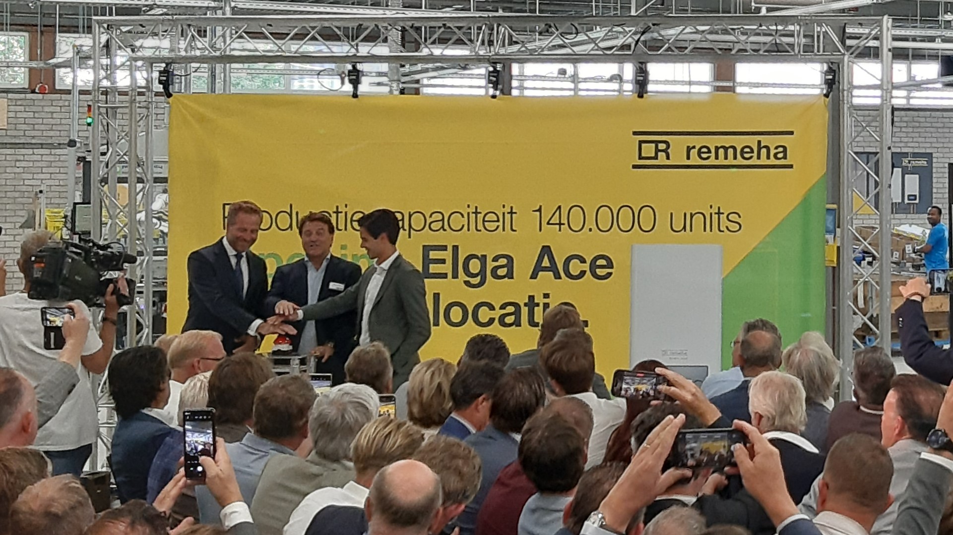 Ministers De Jonge en Jetten openen met Arthur van Schayk onder grote belangstelling de nieuwe productielocatie voor de Elga Ace binnenunit