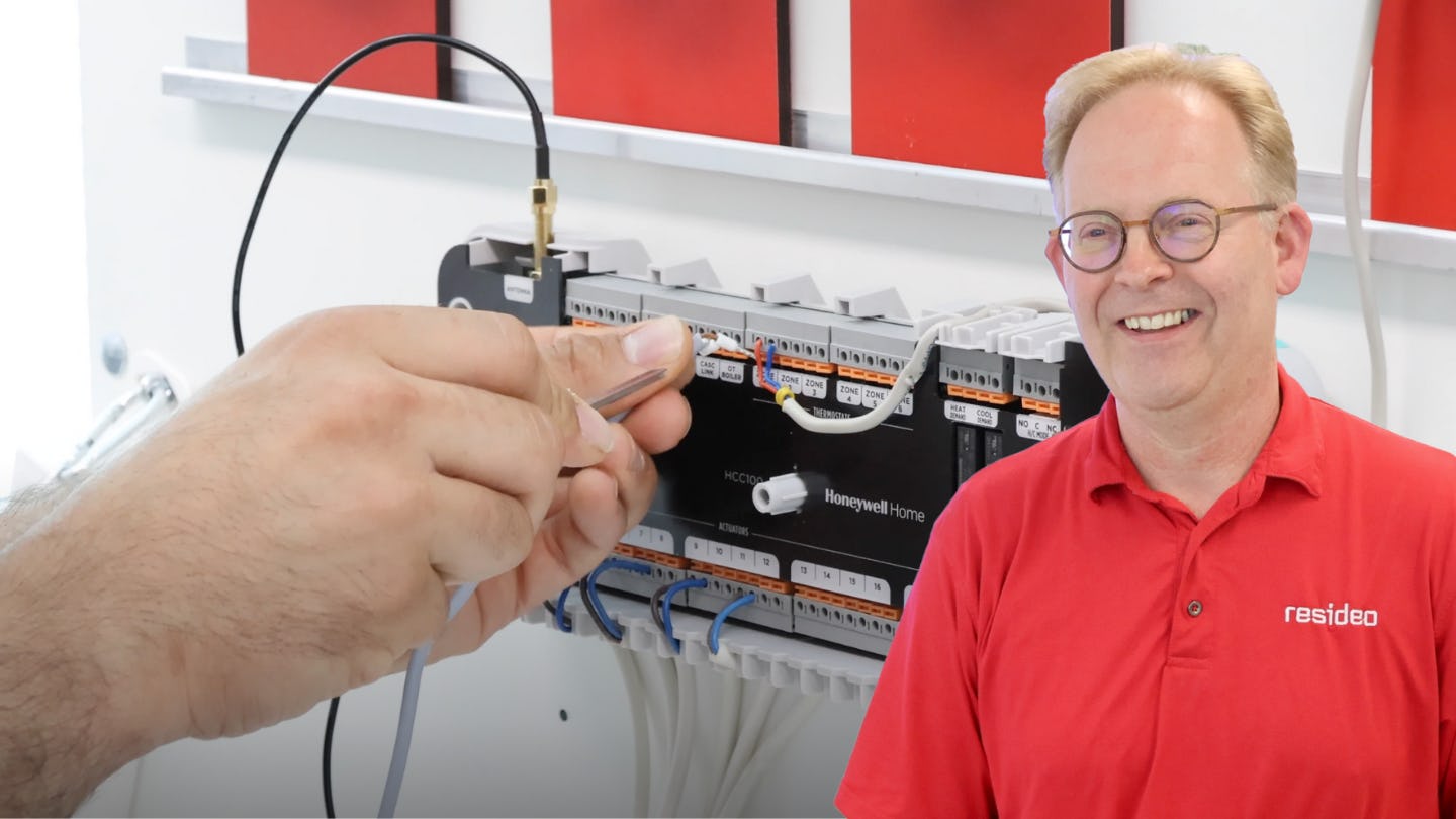 Resideo’s Application Specialist en Trainer Arnold Bakker