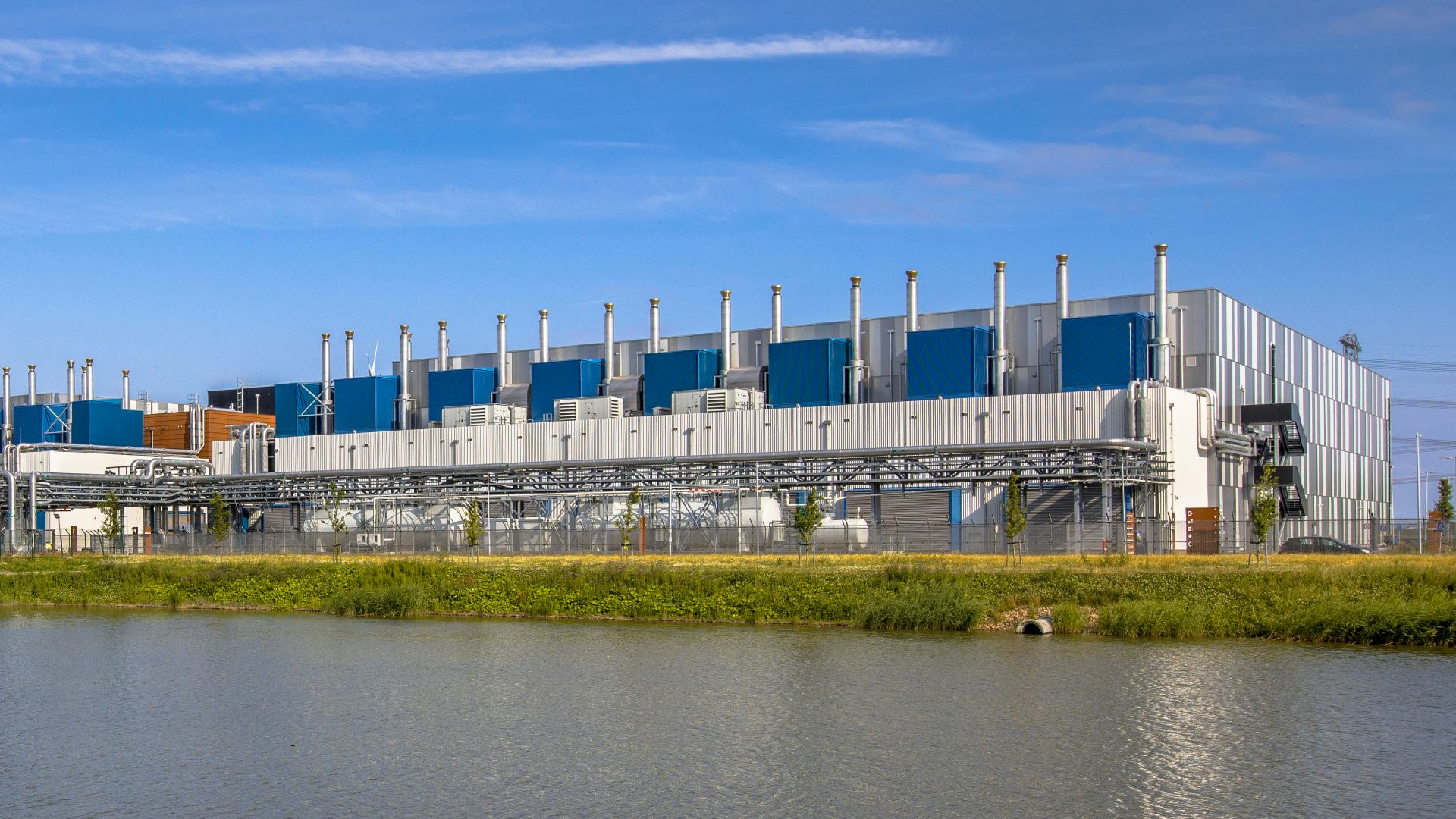 Datacenter Google in Eemshaven - beeld: Rudmer Zwerver via Shutterstock