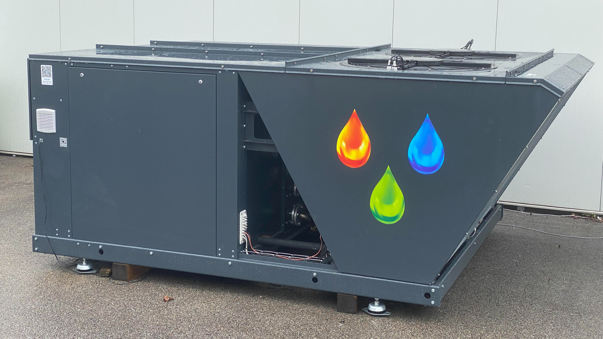 De buitenunit van de CO2 warmtepomp is maar 1.5m hoog in onopvallend RAL7016 grijs,