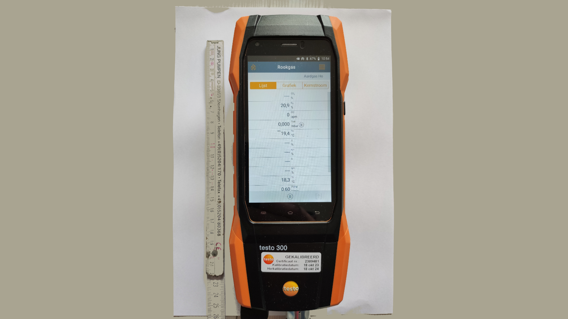 Testo 300 rookgasanalyser op een vel A4: niet de kleinste, wel ergonomisch en in vrolijk Testo-oranje