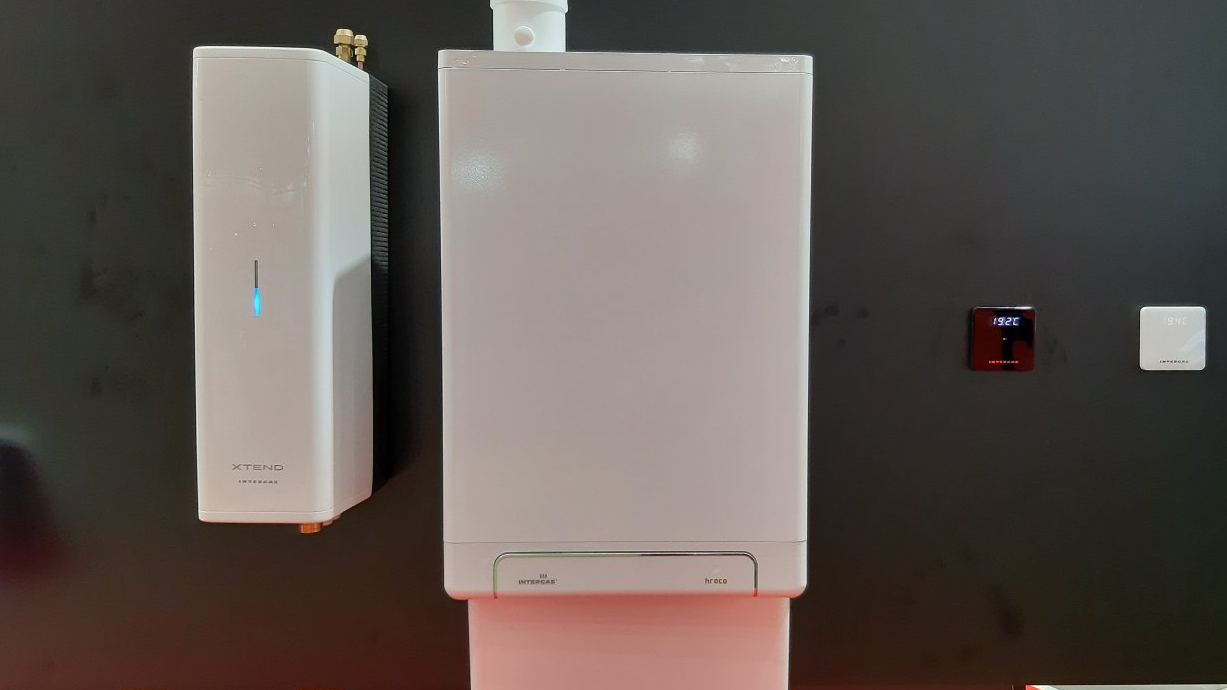 Kleine binnenunit Intergas Xtend naast Hreco hr-ketel