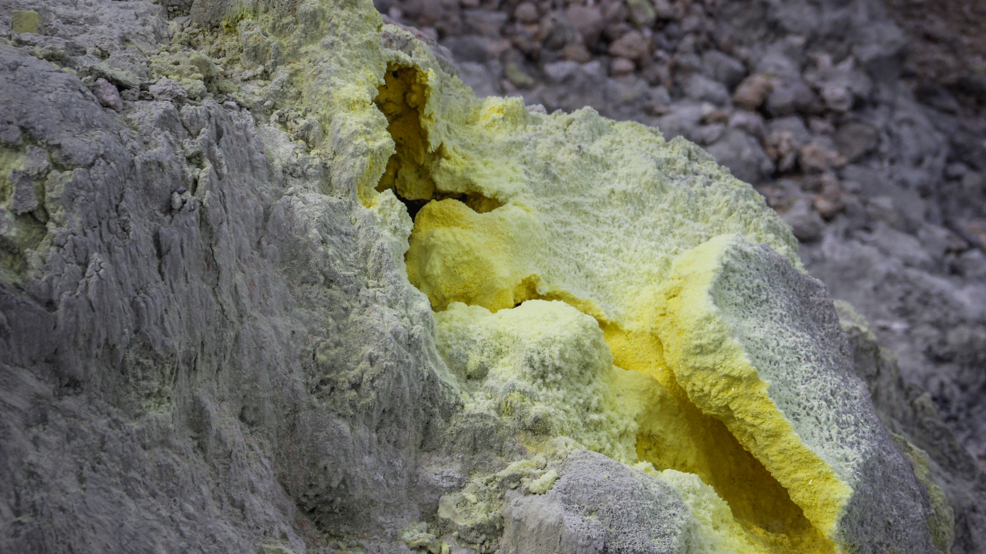 Waterstofsulfide uit een fumarole in vulkanisch gesteente is een potentiële bron van witte waterstof