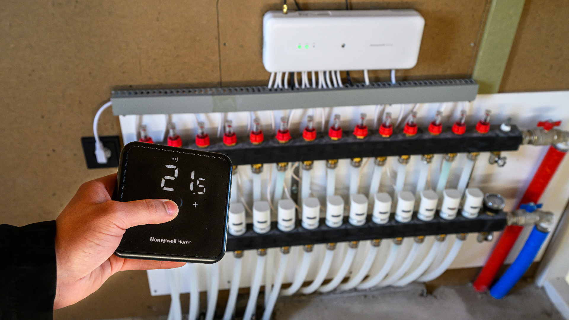 Met hulp van de Evohome houdt de vloerverwarmingsregelaar HCC100 de gewenste doorstroming en de gewenste ruimtetemperatuur in balans. (Foto: Resideo) 