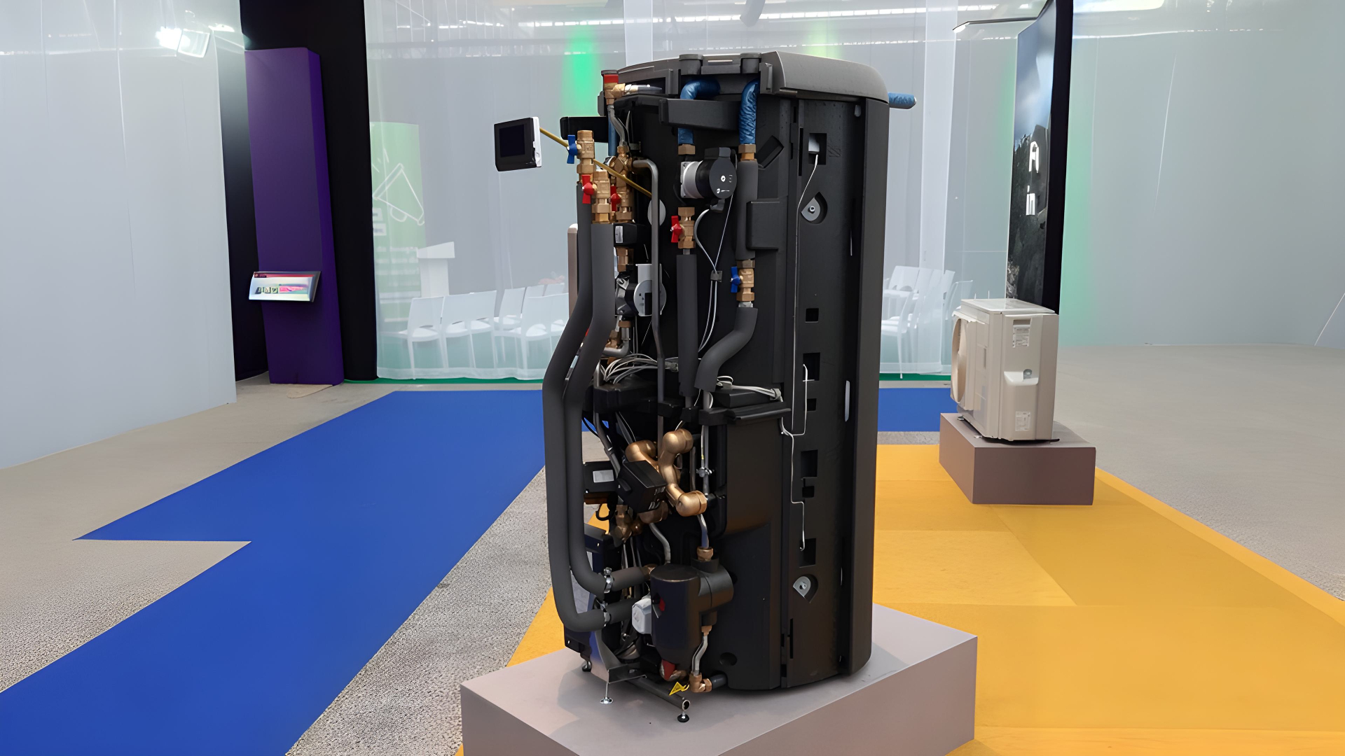 Vattenfall HT-warmtepomp binnendeel met open kast op beurs Green Heating Solutions