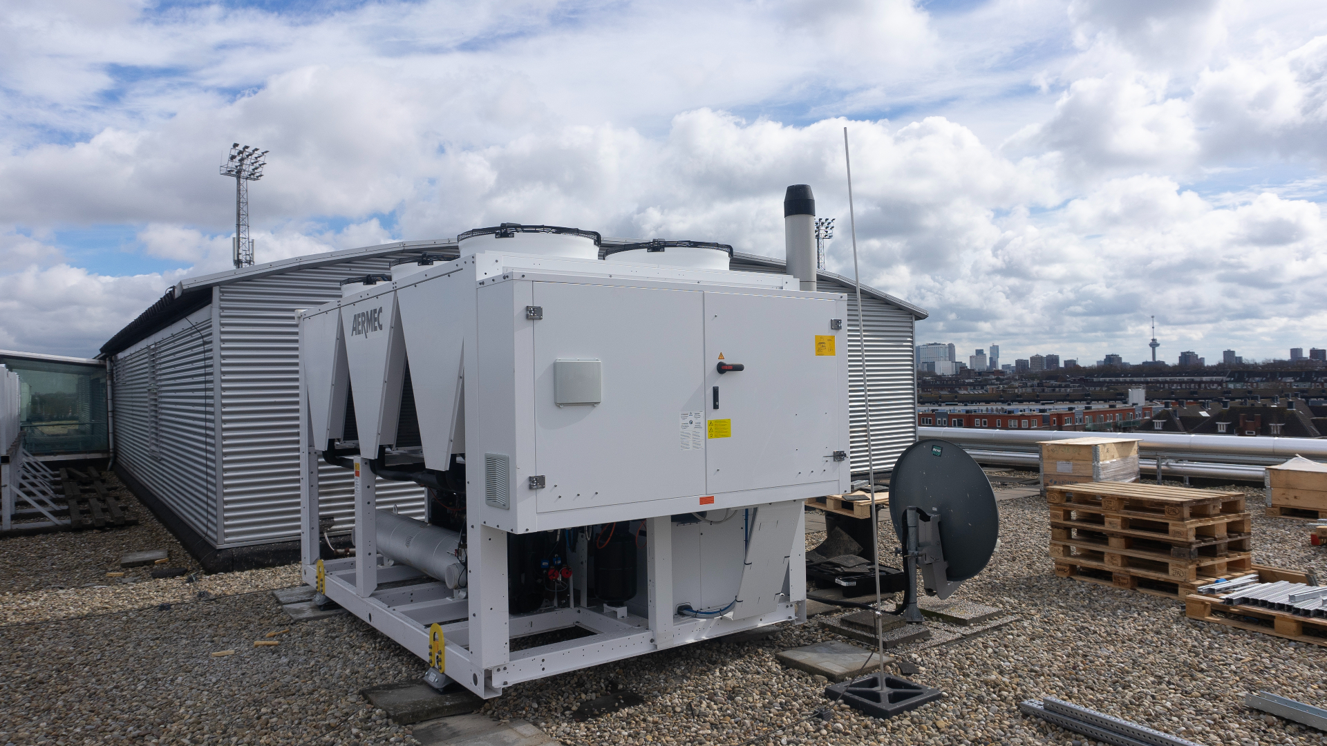 De wko-installatie zorgt voor bijna 1.500 kW aan warmte en 750 kW aan koude. Lucht/waterkoelmachine voor buitenopstelling (Foto: Sparta Rotterdam)