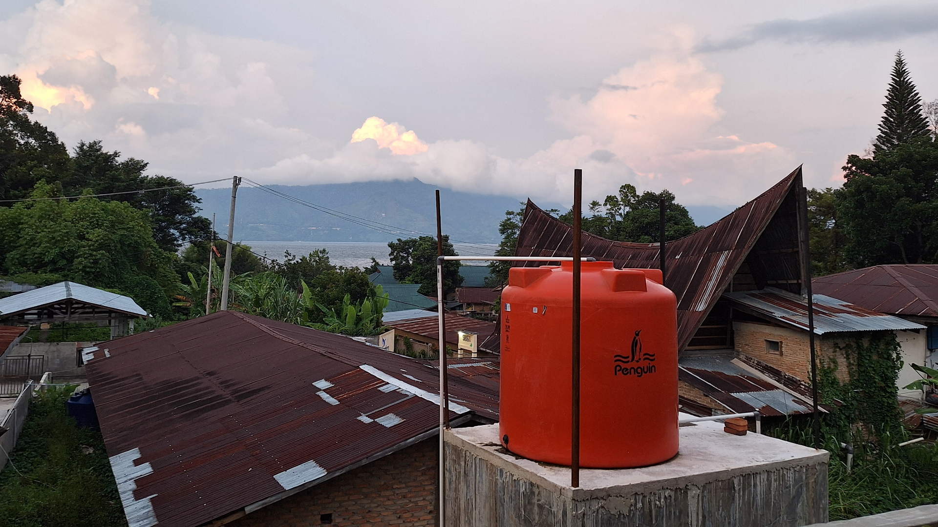 Pinguïn-tank met tapwater, Tuktuk, Sumatra - foto: Margo van Voskuilen