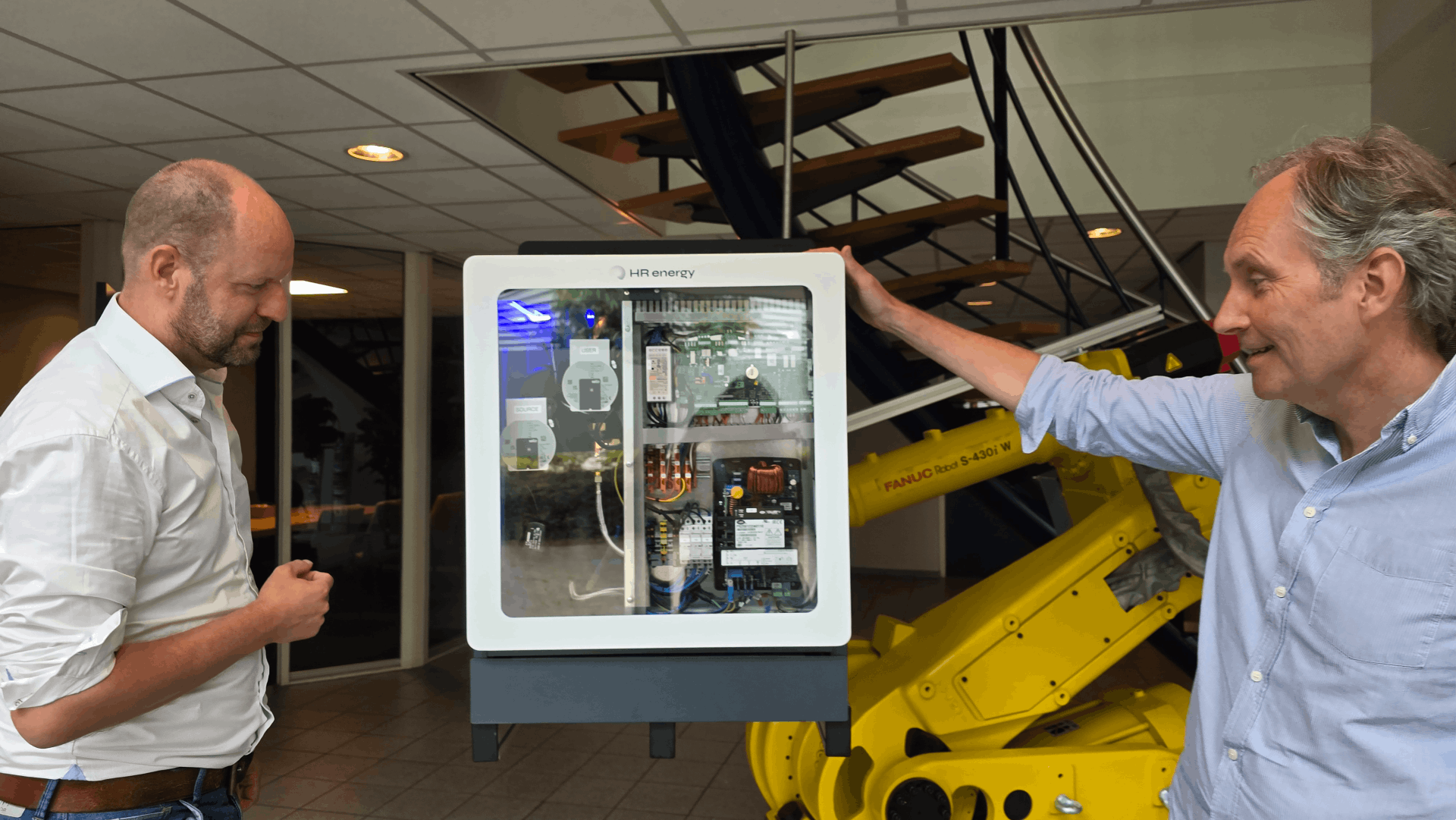 Opengewerkte pvt-warmtepomp Qube van HR energy, met links Robbert van Diemen en rechts Jeroen Prinsen - Foto: Elske Koopman