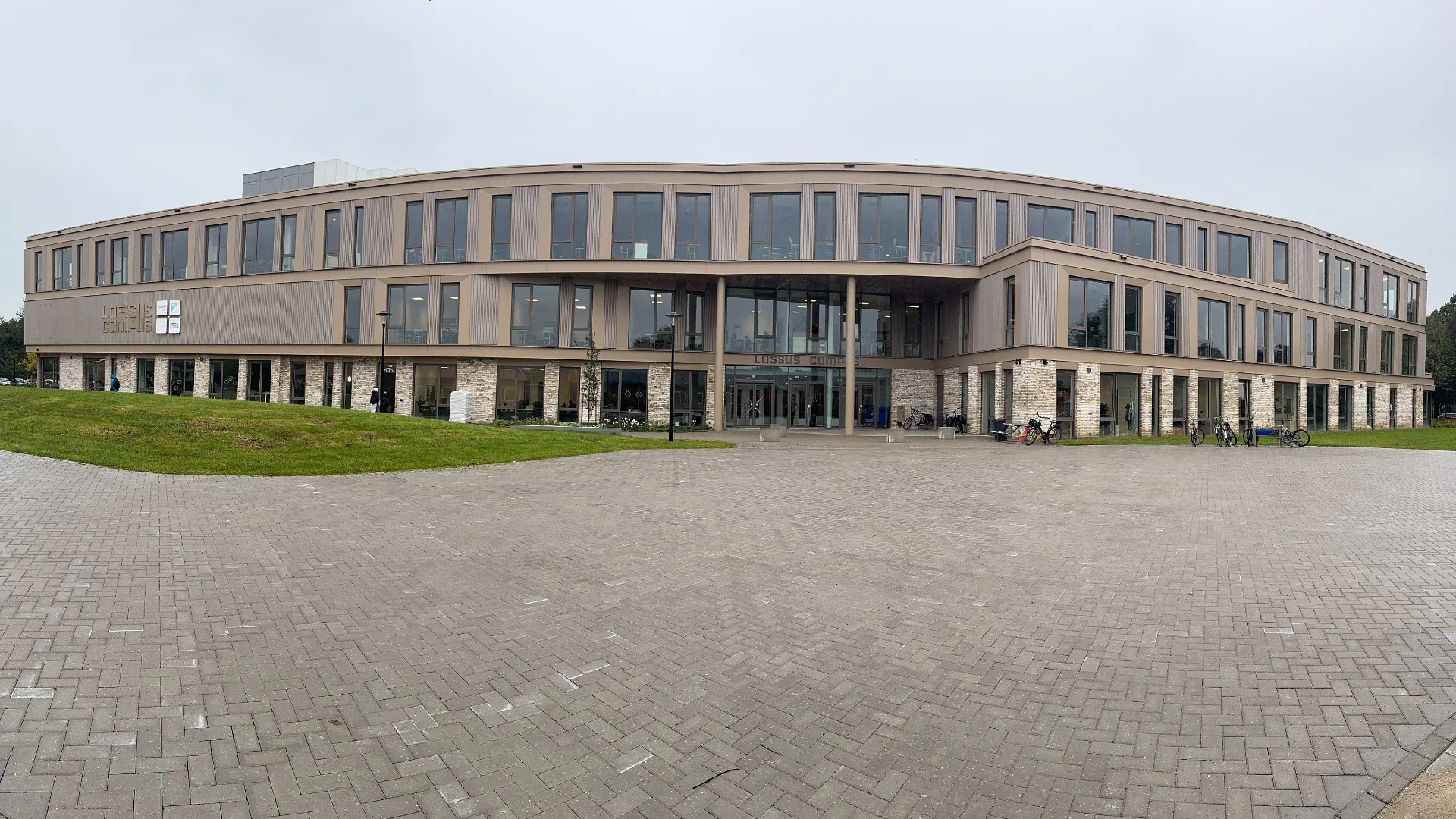 Aan de rand van de woonwijk Holtenbroek in het noorden van Zwolle is de nieuwe scholengemeenschap Lassus Campus gebouwd, op het sportveld van de oude scholengemeenschap - foto: Harmen Weijer