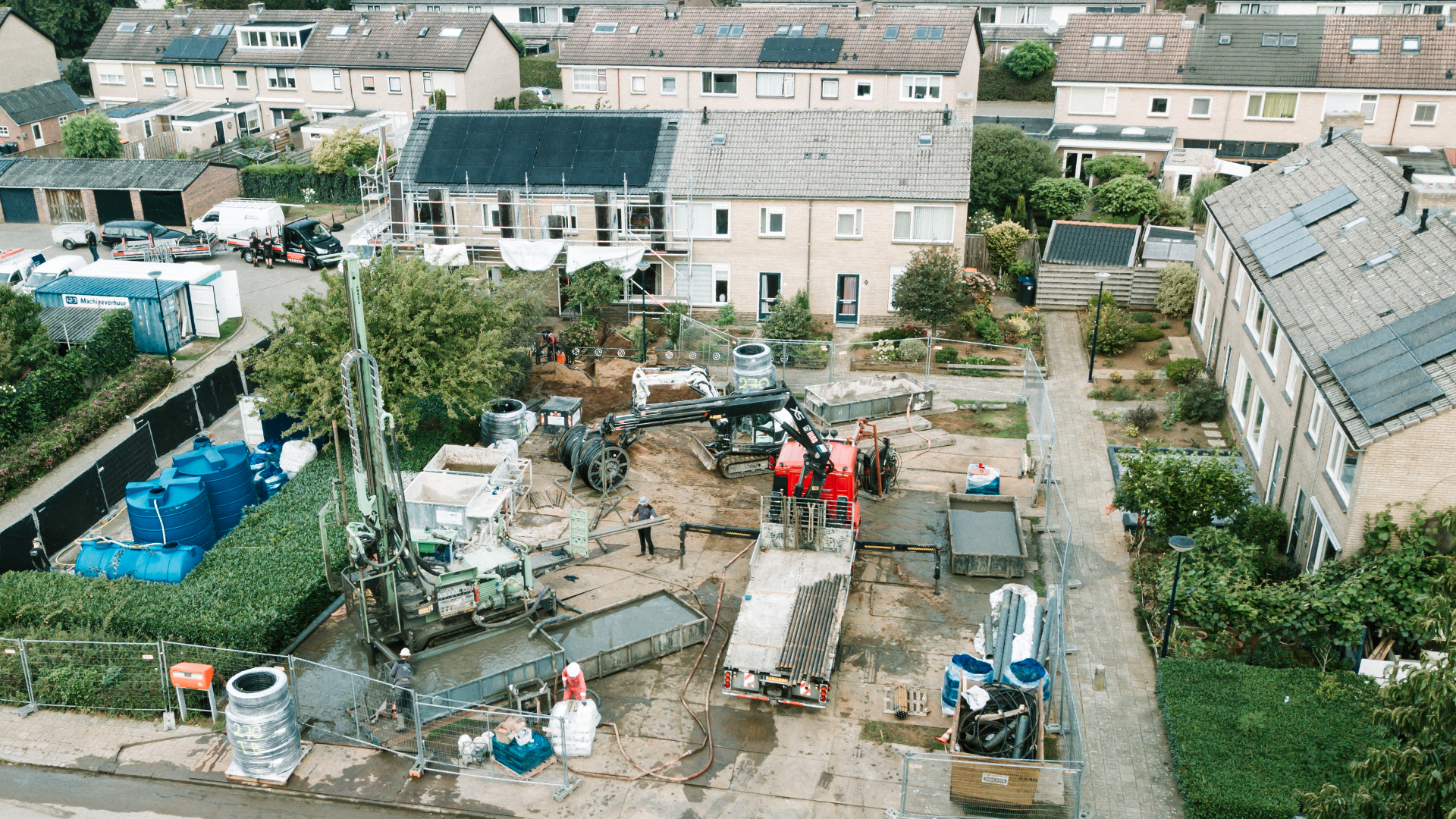 Grasveldje in Terborg, bezet met allerlei materieel om de boringen voor bodemlussen te doen - foto: Itho Daalderop