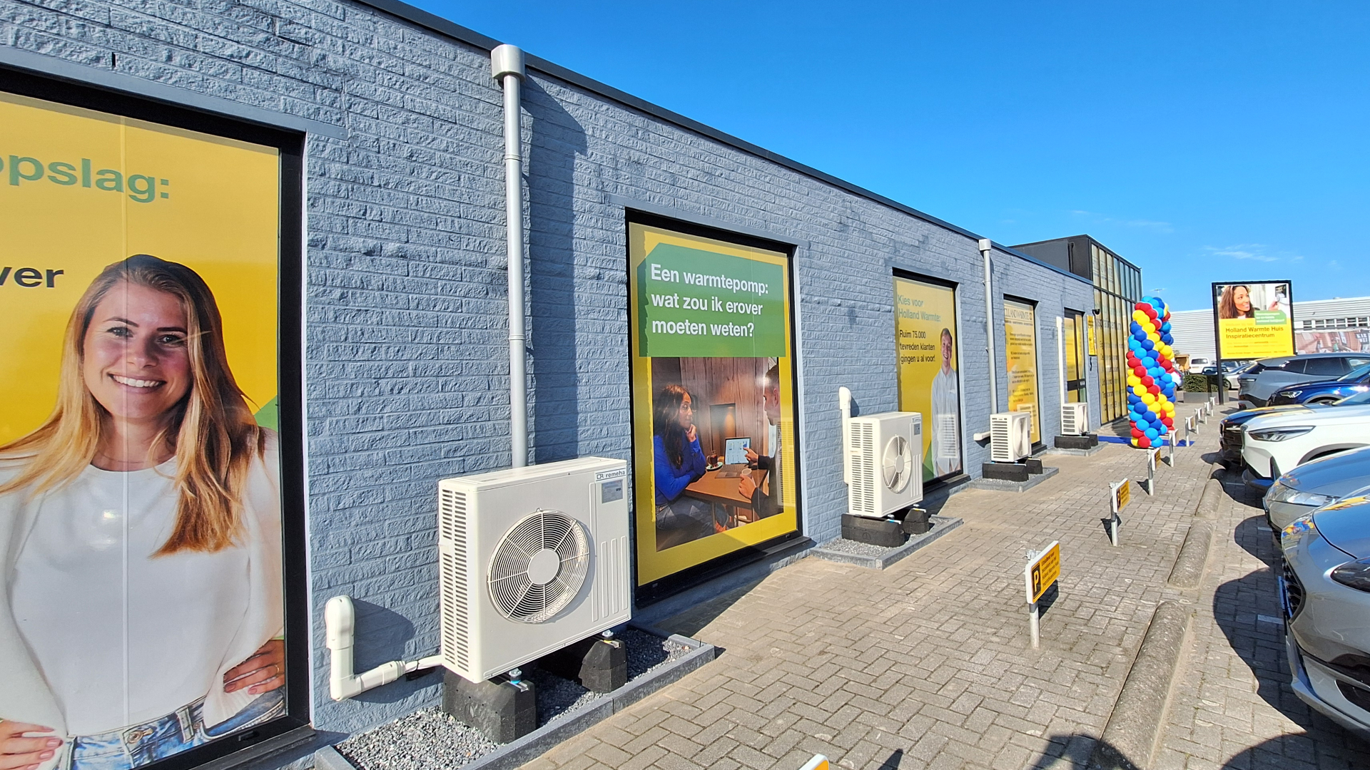 Een rij buitenunits van werkende warmtepompen voor het Holland Warmte Huis - foto: Margo van Voskuilen