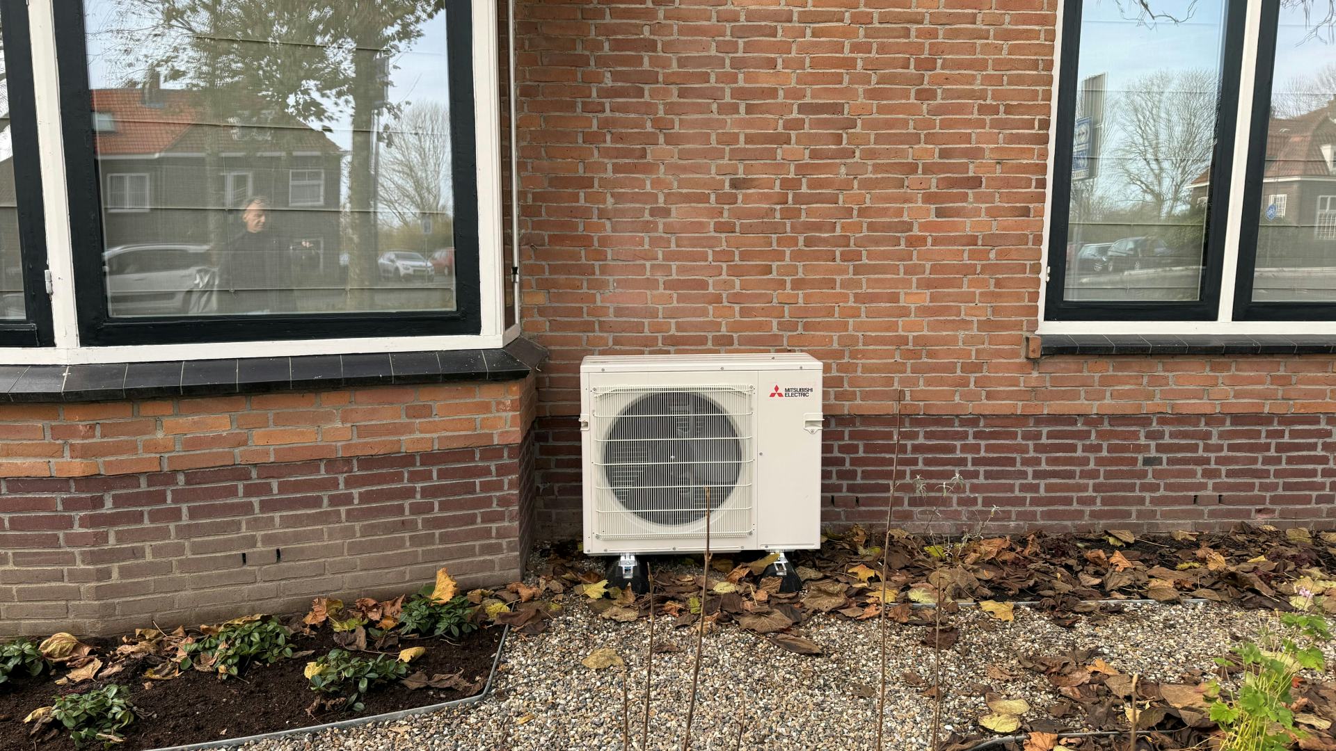 Buitenunit bij bestaande woning - beeld: Maarten Legius