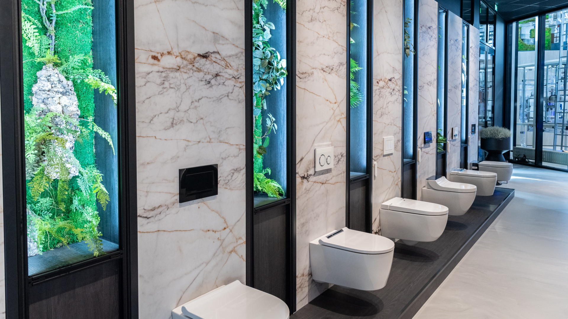 Werkende toiletopstellingen in de nieuwe showroom - foto: Geberit