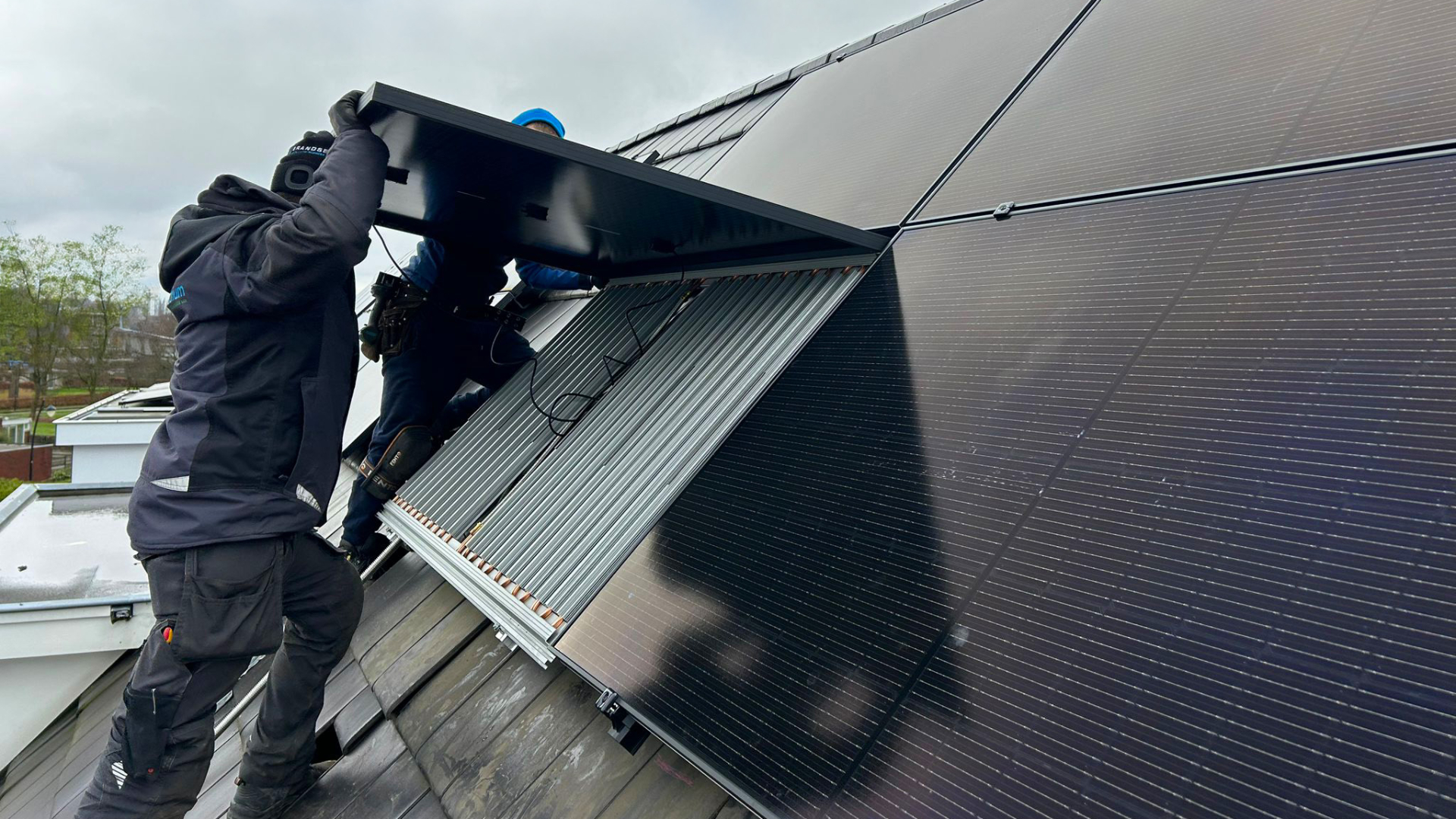 Installatie van pvt-panelen met eronder warmtewisselaars op een schuin dak. (Foto: HR energy) 