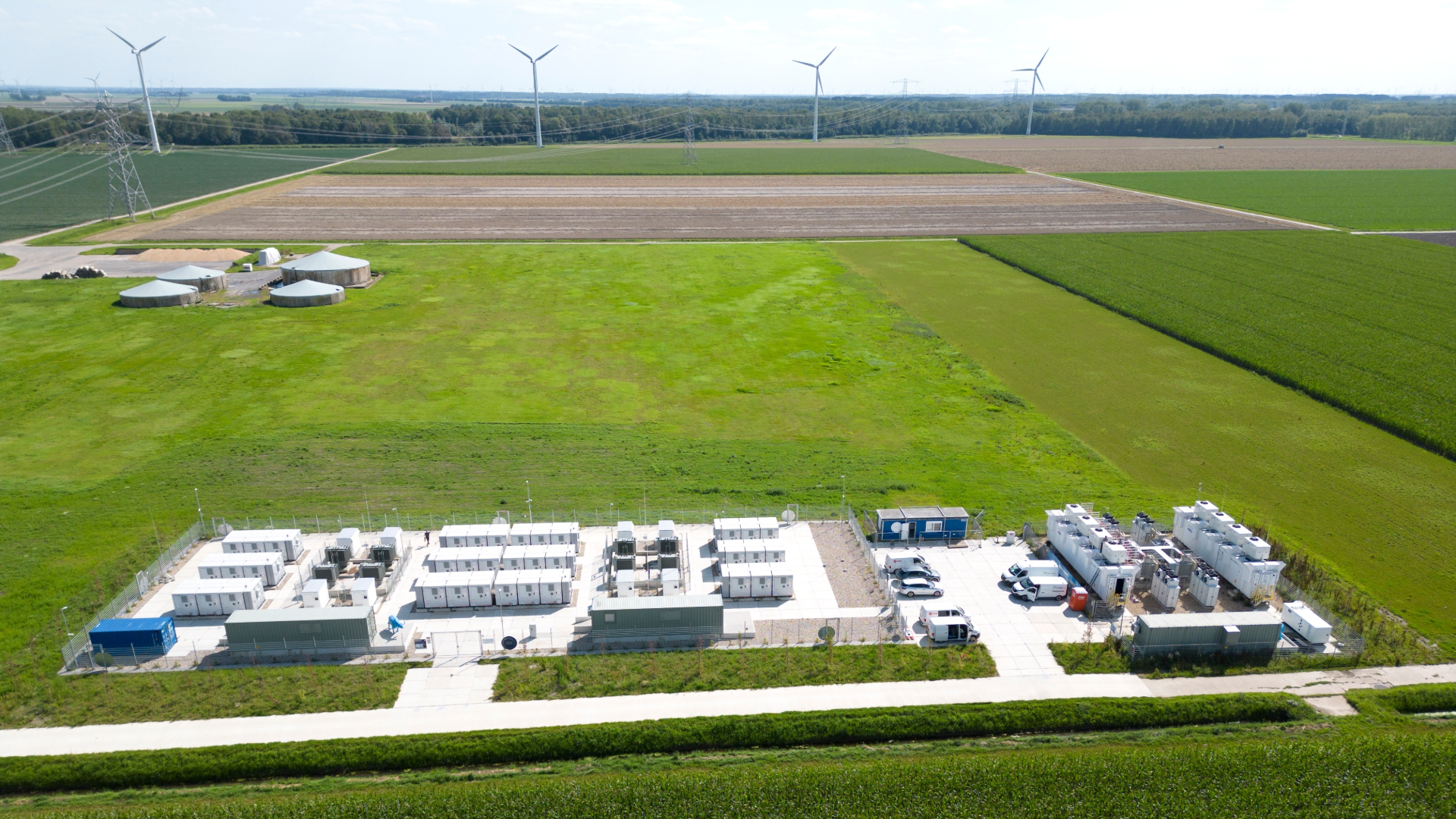 Batterijen voor opslag van hernieuwbare energie, Flevopolder, Nederland - maar batterijen zijn niet geschikt voor seizoensopslag. Beeld: corlaffra/Shutterstock.com 