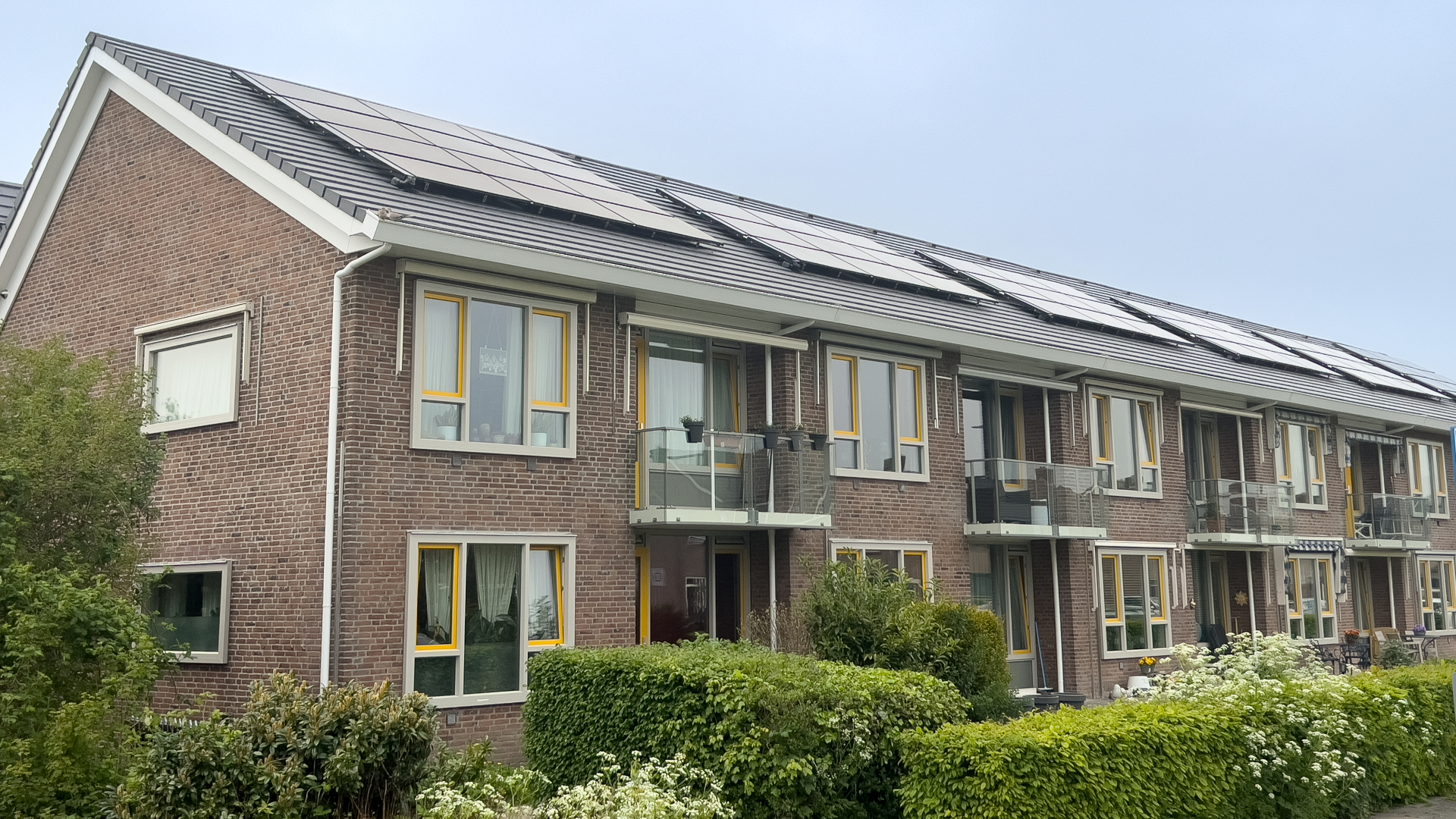 Voor woningcorporatie De Woonschakel heeft Triple Solar 44 appartementen voorzien van 44 pvt-warmtepompen en 216 pvt-panelen. Foto: Triple Solar.