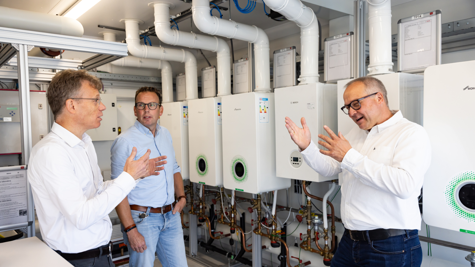 Op deze foto staan – nog in het ‘oude’ waterstoflab - v.l.n.r. Maarten Moolhuysen, Directeur Waterstof Essent, Martijn Overduin, Projectmanager Nefit Bosch, en Markus Baumeister, Directeur R&D Nefit Bosch - foto: Nefit Bosch
