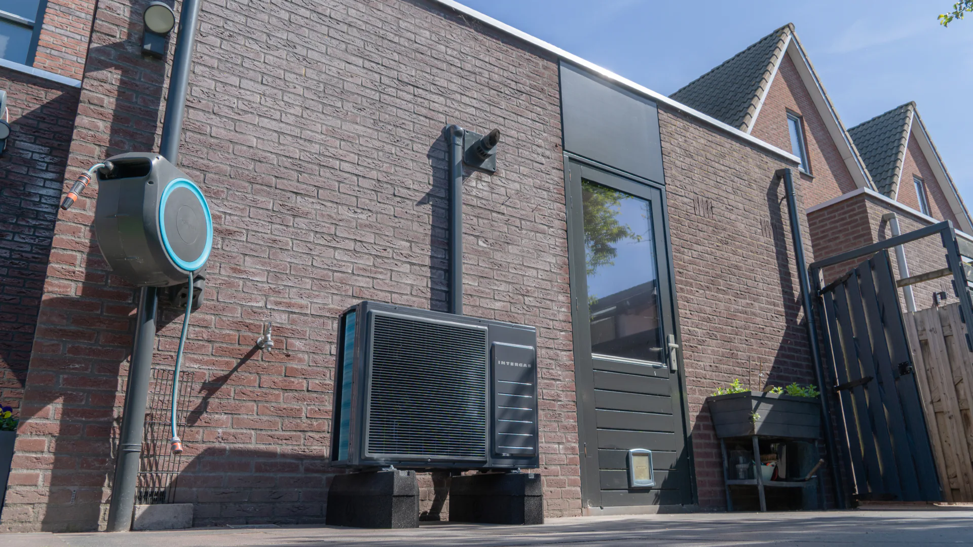Hybride warmtepomp met nieuwe kleur en nieuwe functie: Intergas Xtend Cool Grey
