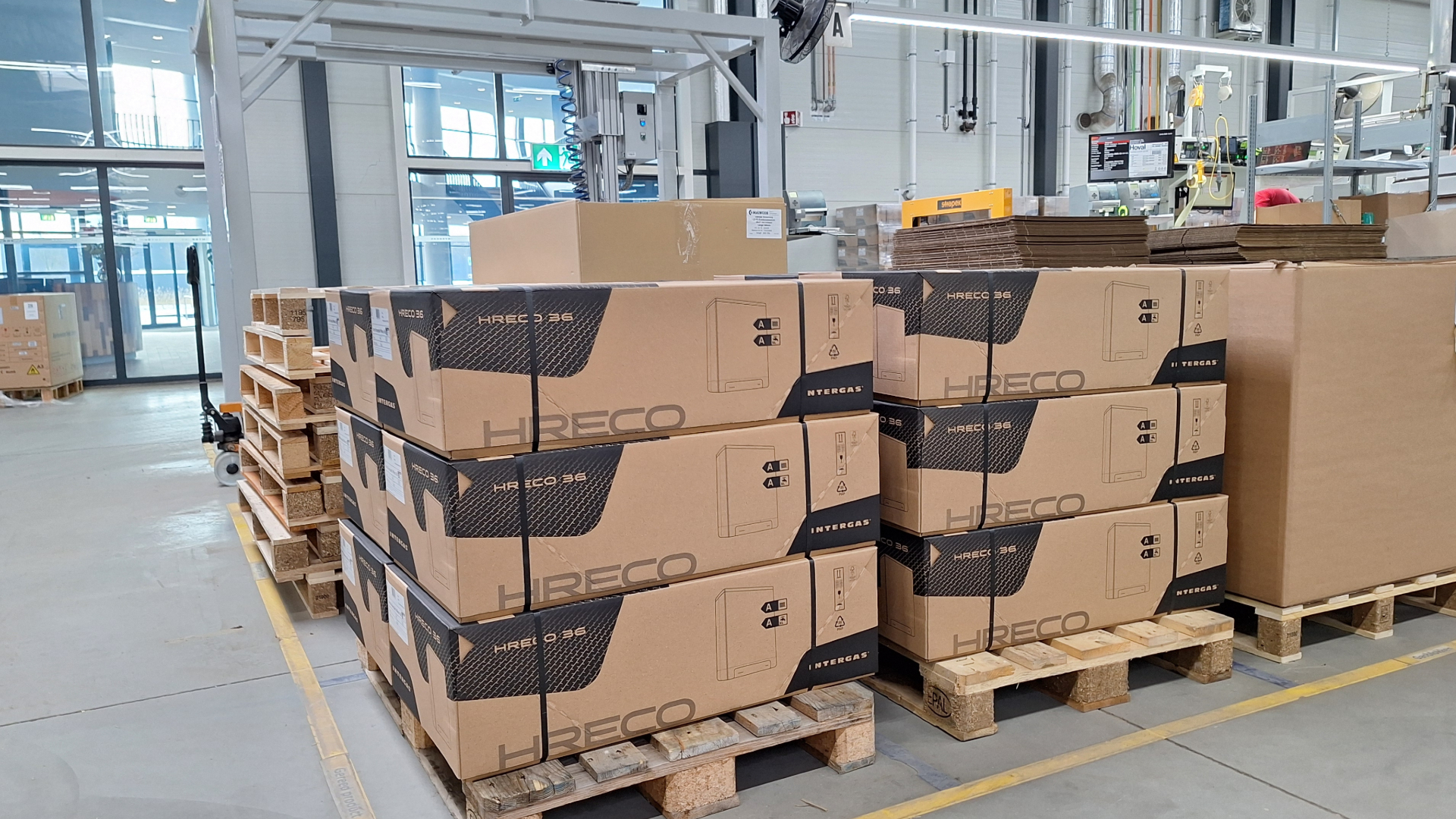 Een partij Intergas HRECO 36 hr-ketels staat klaar om de fabriek na grondige controle te verlaten - foto: Margo van Voskuilen