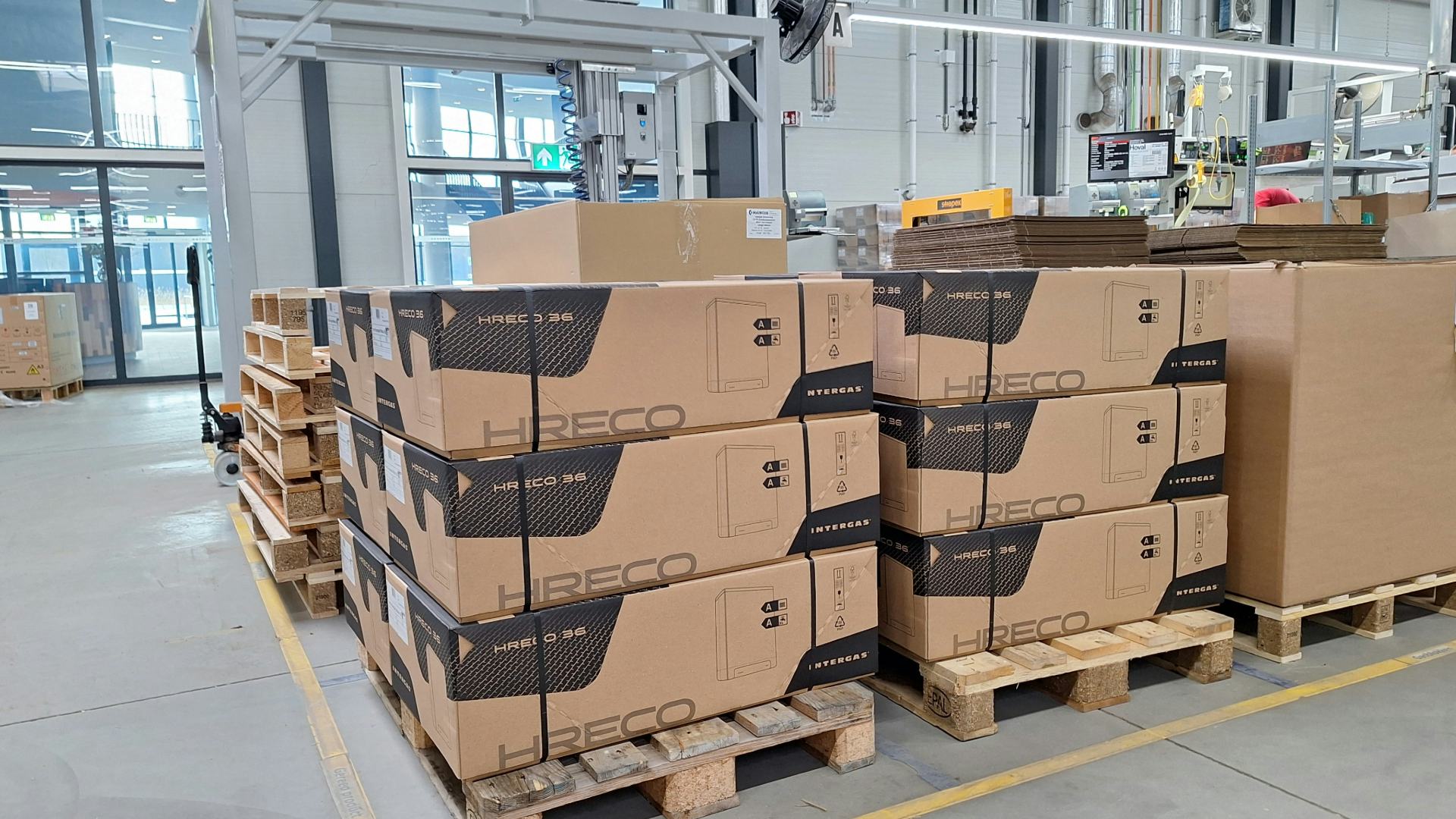 Een partij Intergas HRECO 36 hr-ketels staat klaar om de fabriek na grondige controle te verlaten - foto: Margo van Voskuilen