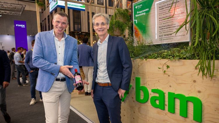 Op vastgoedbeurs PROVADA besteedde BAM Bouw en Techniek aandacht aan het behalen van de WEii-licentie. Uit handen van Martin Mooij, Manager Certificering en Programmamanager Paris Proof van DGBC ontving Leendert den Heijer, directeur BAM Bouw en Techniek – Gebouwservices een symbolische fles WEiin. Beeld: WEii