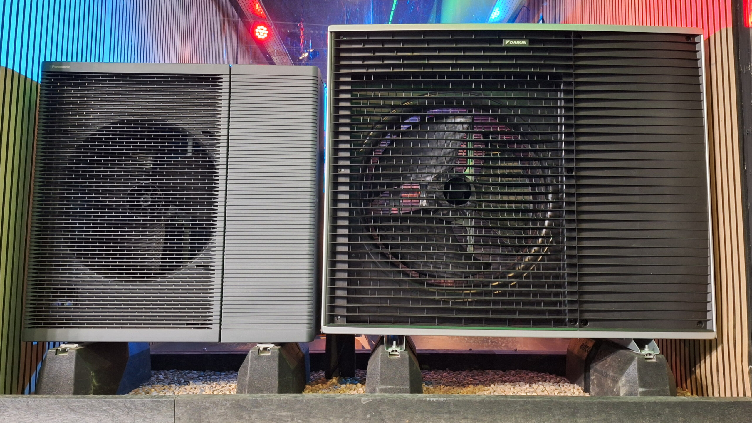 Buitenunits Panasonic en Daikin in de demonstratietruck van Heat Geeks